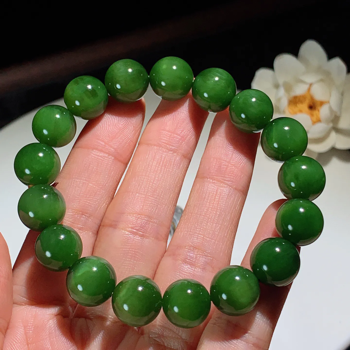 和田玉菠菜绿猫眼俄罗斯碧玉手串。单颗尺寸12！玉质细腻油润。手推出油。佩戴高端典雅。lt251203