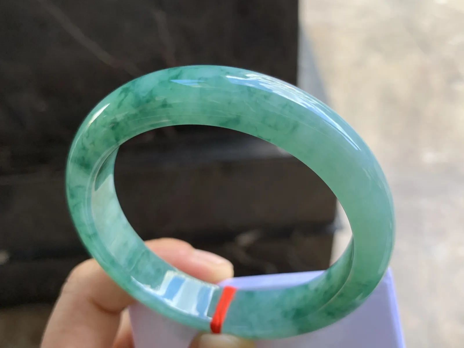 56.5-12.5-8.2mm
色花手镯 底子细腻 花色漂亮