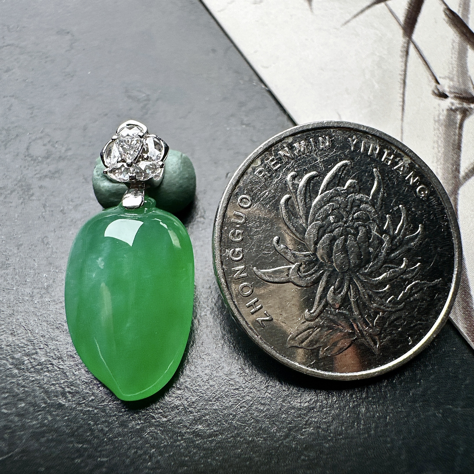 【冰种满绿福瓜吊坠】种水上乘，晶莹剔透，纯净通透，18k金钻精美镶嵌，裸石尺寸18.9*12.7*7.2毫米