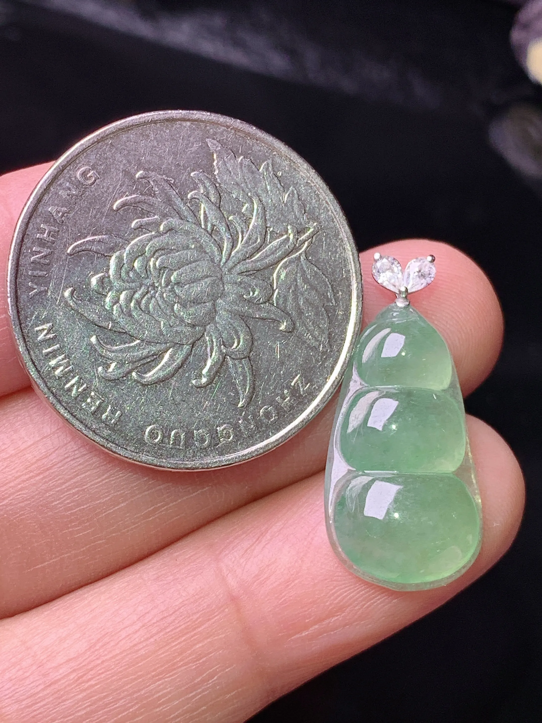 18k金钻镶嵌冰种晴绿四季豆吊坠 玉质细腻 色泽清新艳丽 整体尺寸24*11*4.8