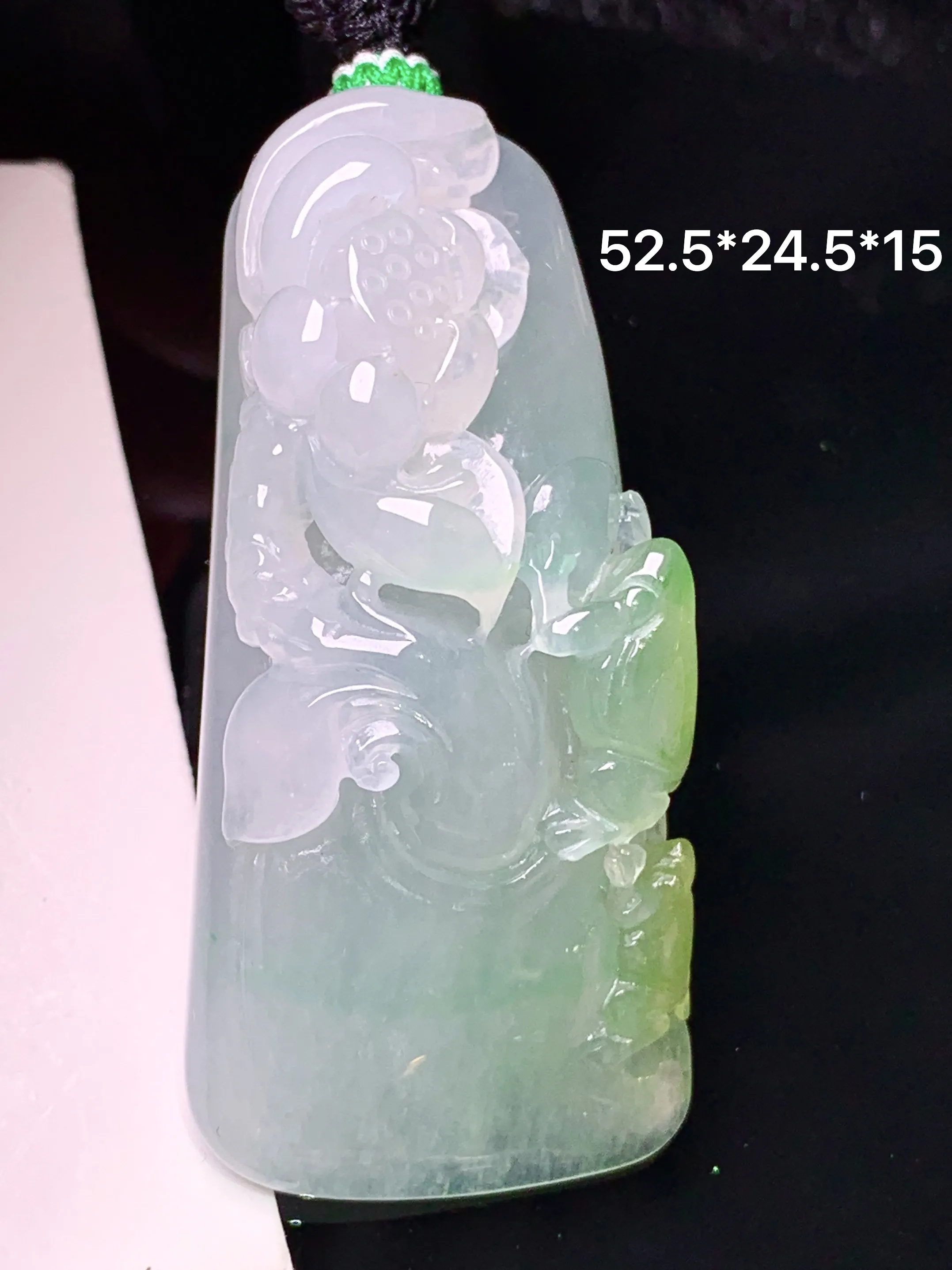 飘黄花开富贵吊坠 玉质细腻 色泽清新艳丽 整体尺寸52.5*24.5*15