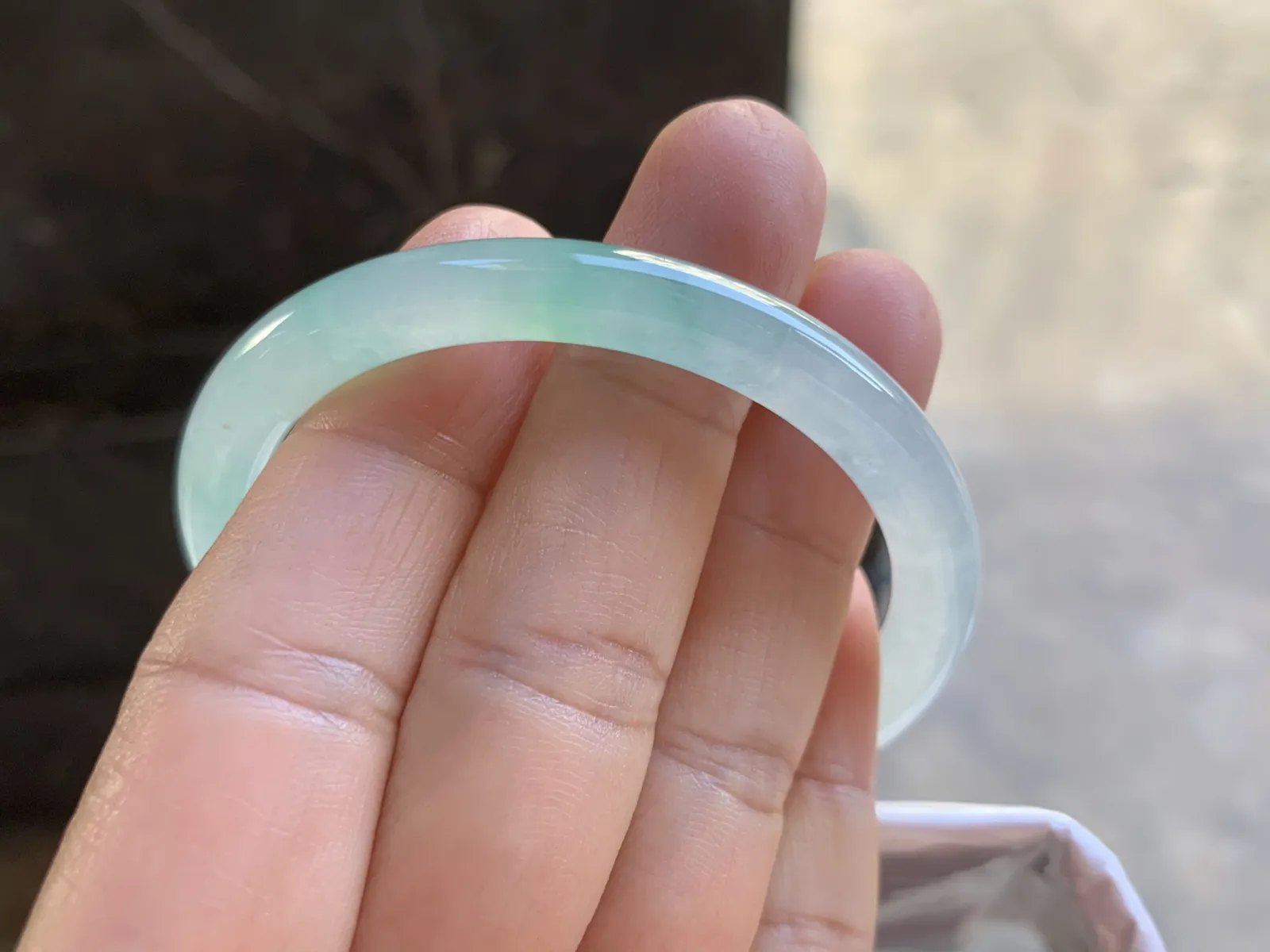 51-6.8mm
冰种飘绿圆条手镯 水润冰透 小清新