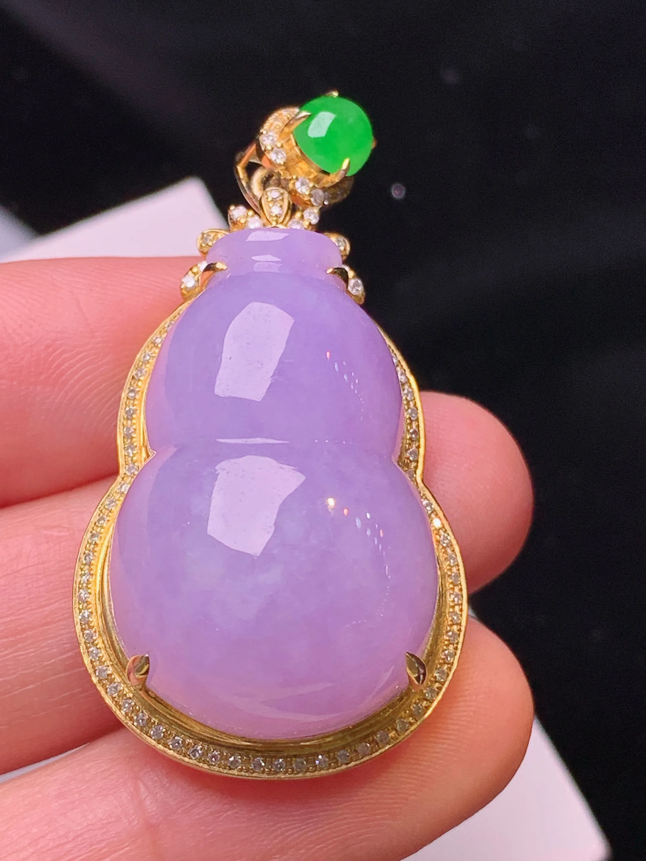 18k金钻镶嵌紫罗兰葫芦吊坠 玉质细腻 色泽清新艳丽 整体尺寸42.5*22.5*14