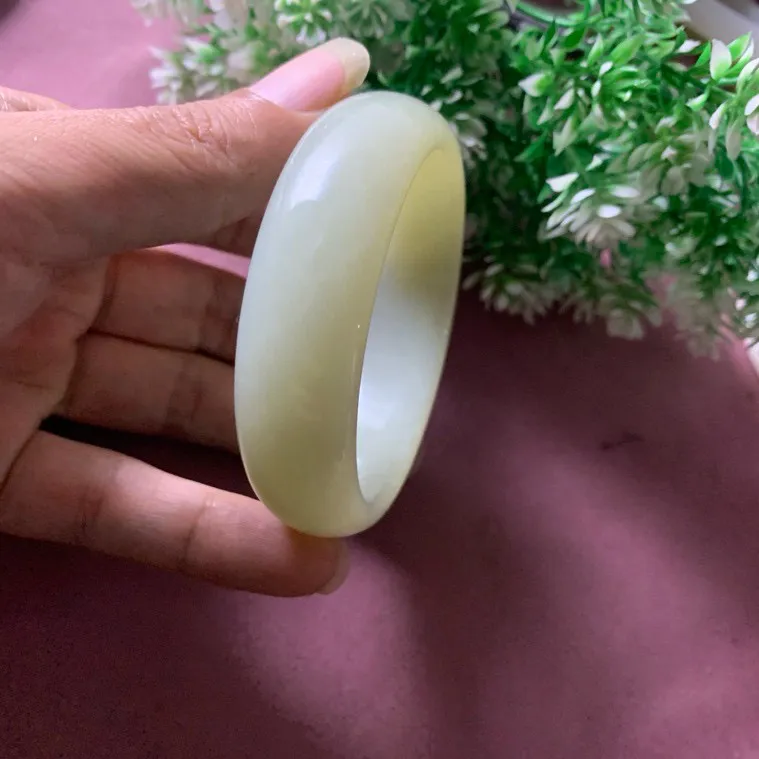 和田玉57圈口黄口料宽版手镯，玉质特细腻油润，高脂粉，品相超赞，萦绕腕间时，古韵不失时尚，素雅不失品味，细腻光滑的触感，使人沉醉，气质高