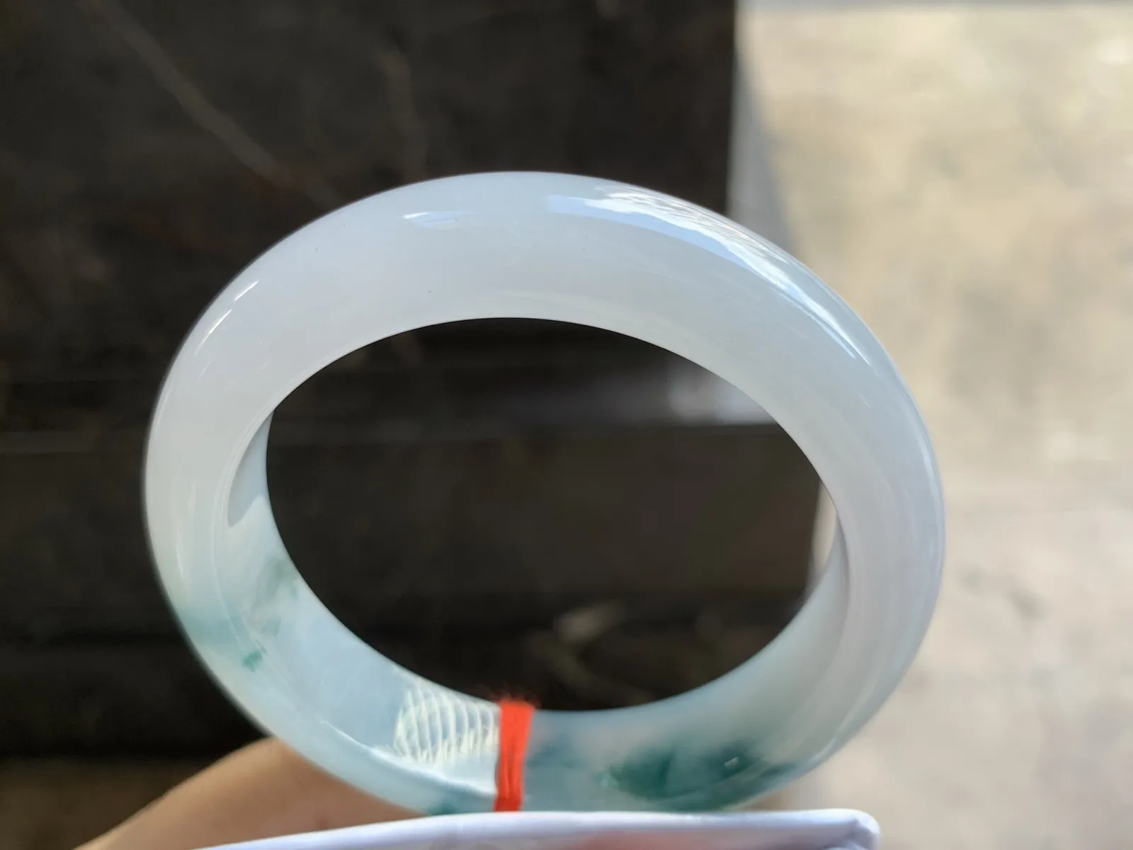 56.5-14-9.2mm
冰种飘花手镯 种好水润 干净细腻 花色漂亮