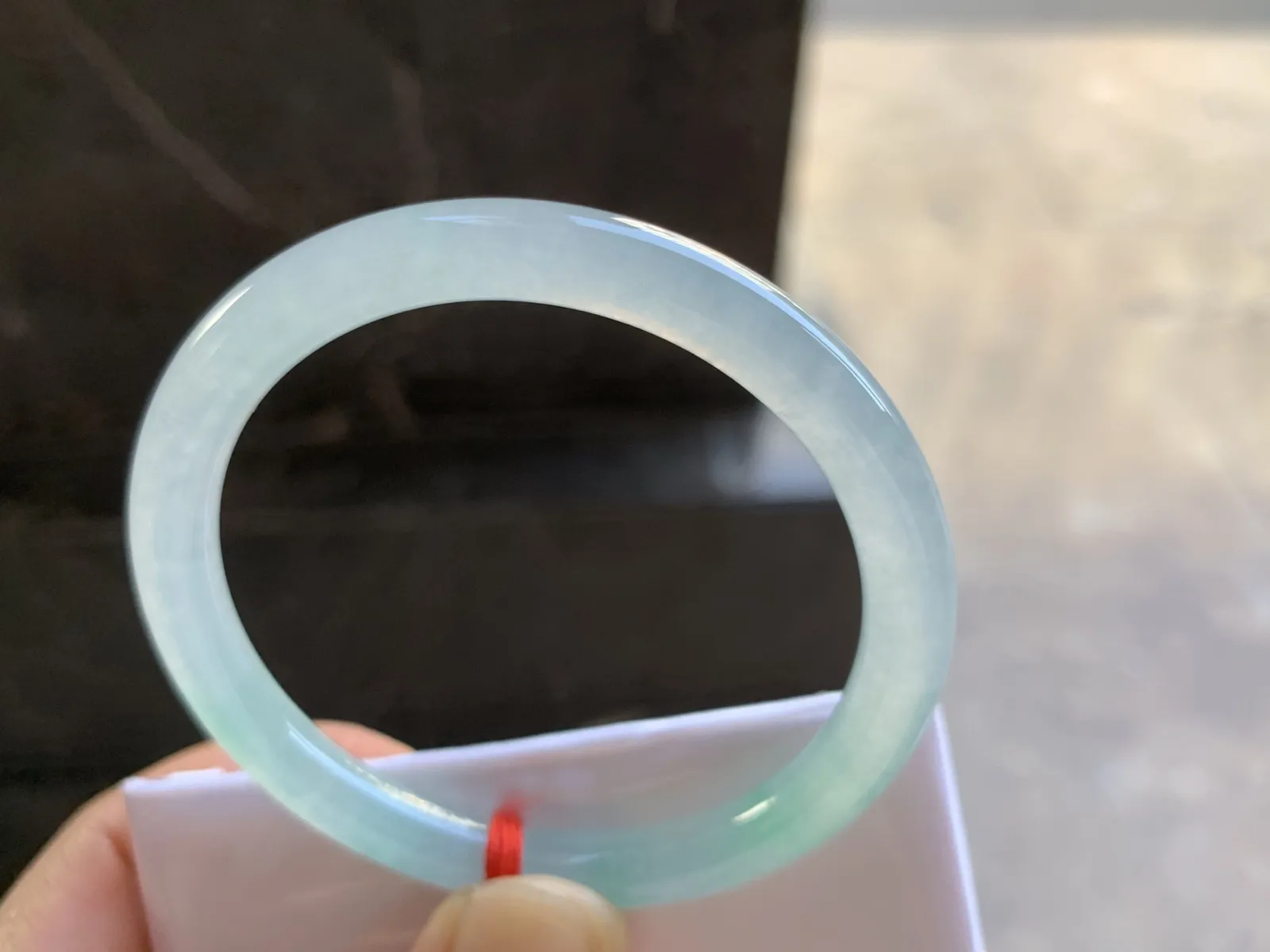 51-6.8mm
冰种飘绿圆条手镯 水润冰透 小清新