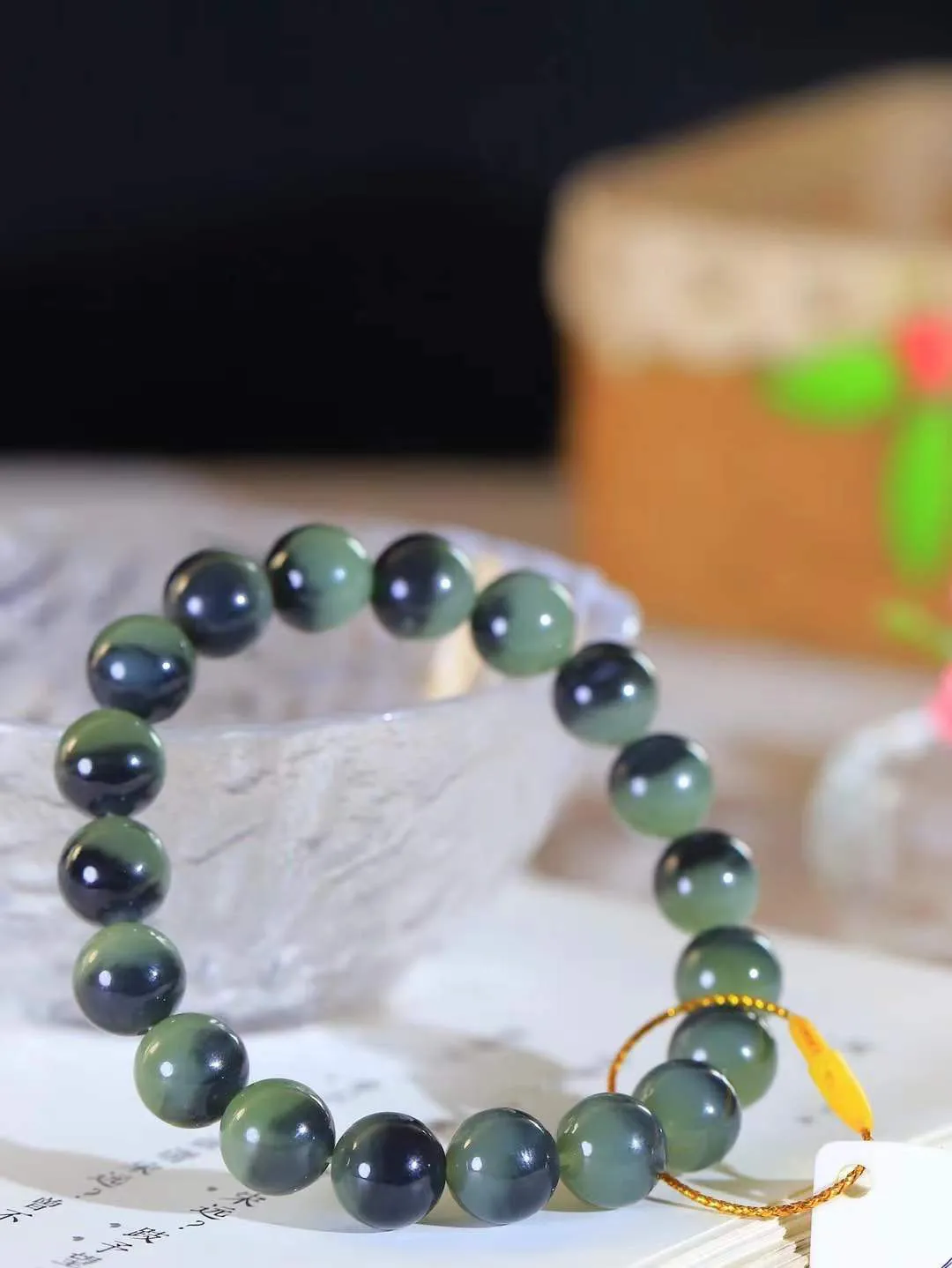 【珠圆玉润.手串】

精品️和田玉珠圆玉润手串 玉质温润细腻  整串打磨圆润，佩戴舒适。珠珠落玉盘，间关莺语花底滑，一生美好时光，无论身在何处，都有它相伴相守。事事顺遂，幸福美满，吉祥如意。重28.2克 尺寸取一10mm  FDA-22120333