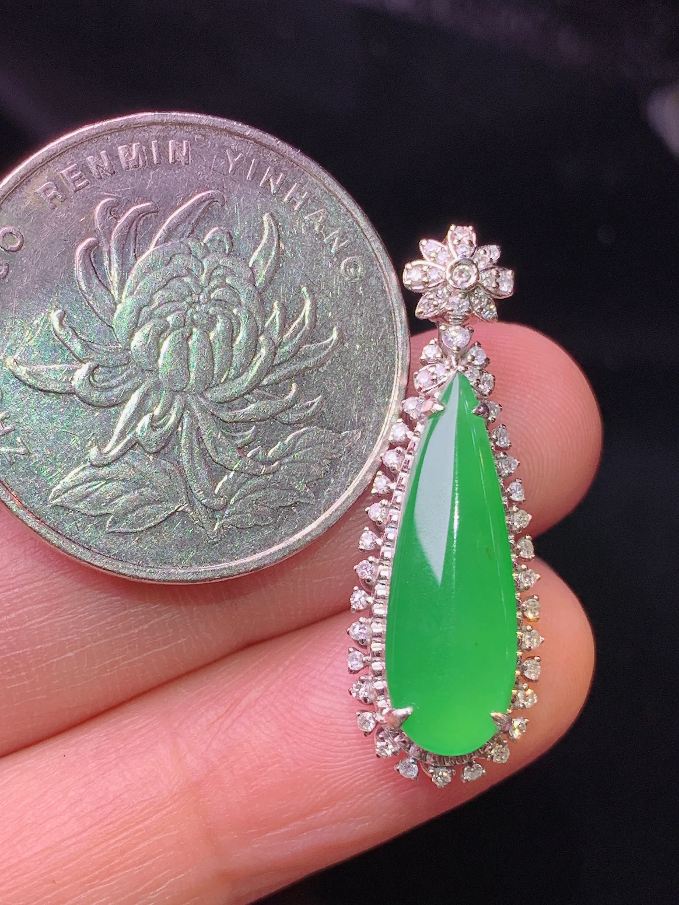 18k金钻镶嵌满绿水滴吊坠 玉质细腻 色泽清新艳丽 整体尺寸29.8*10.3*7.2