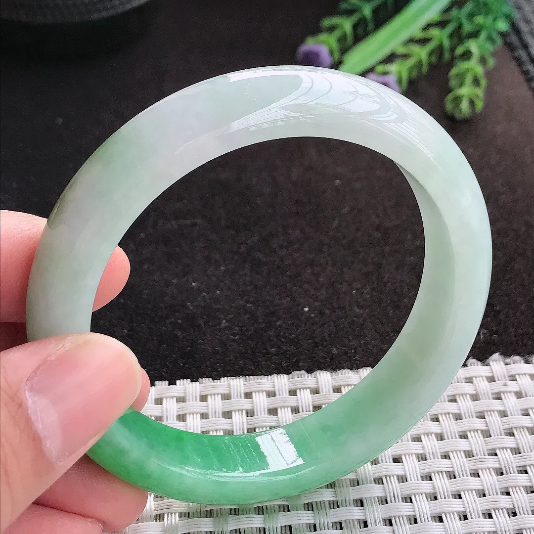 天然A货翡翠56.5/12.9/8.3老坑精美飘阳绿手镯宽边玉手镯