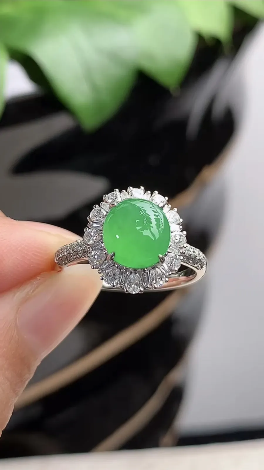 a货翡翠老坑冰种18K金伴钻镶嵌阳绿蛋面戒指 圈口17.4裸石尺寸8.4×7.4mm 重量3.46g