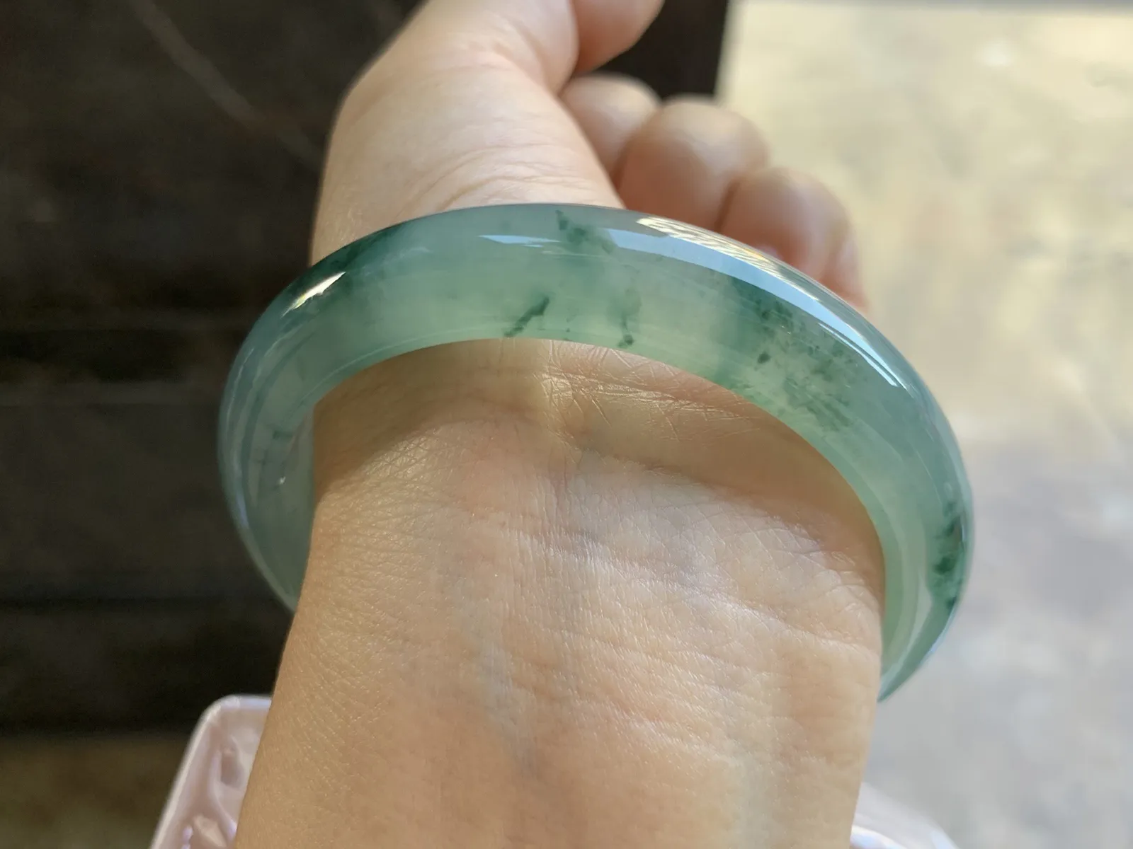 56.5-12.4-7.7mm
冰种飘花手镯 水润光泽 花色漂亮