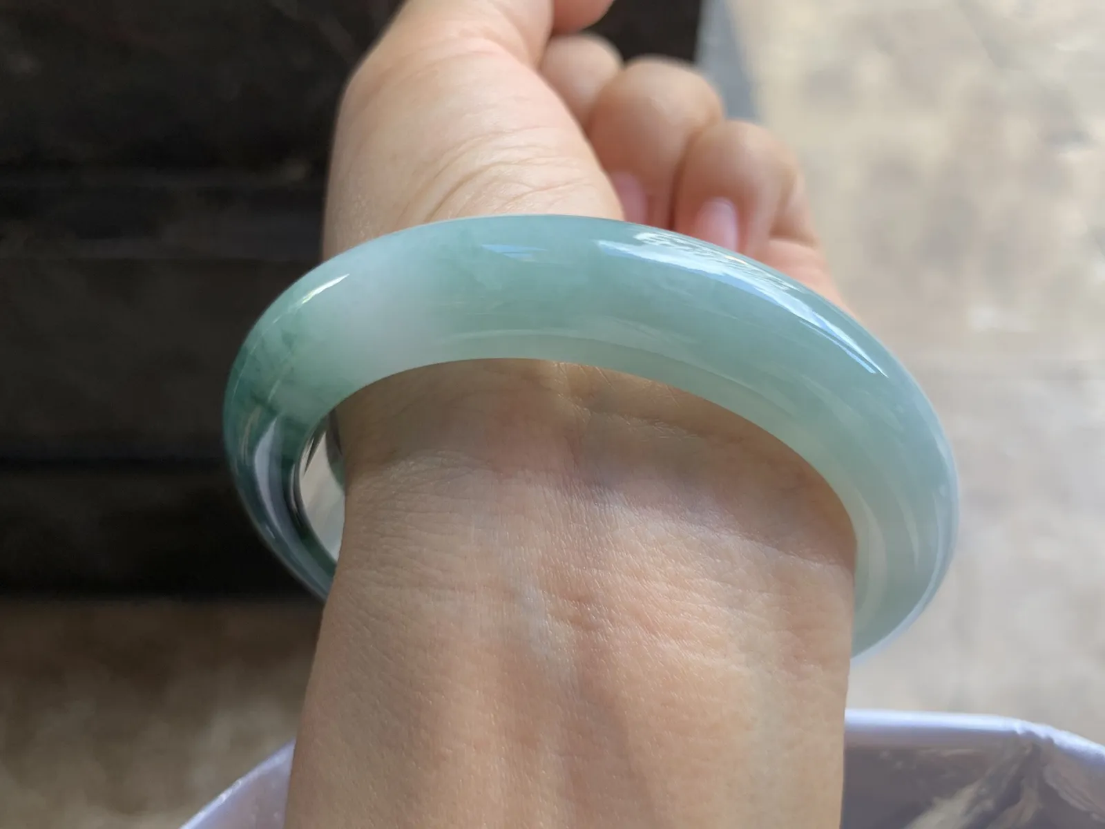 58.5-12.6-9.7mm
飘花手镯 底子细腻 花色浓郁