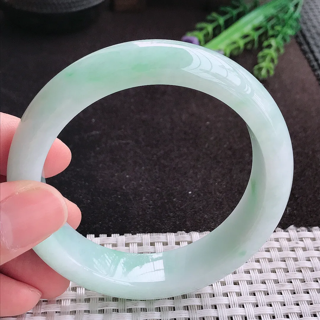 天然A货翡翠59/15.5/9.2老坑冰润浅绿色轮胎手镯宽边玉手镯