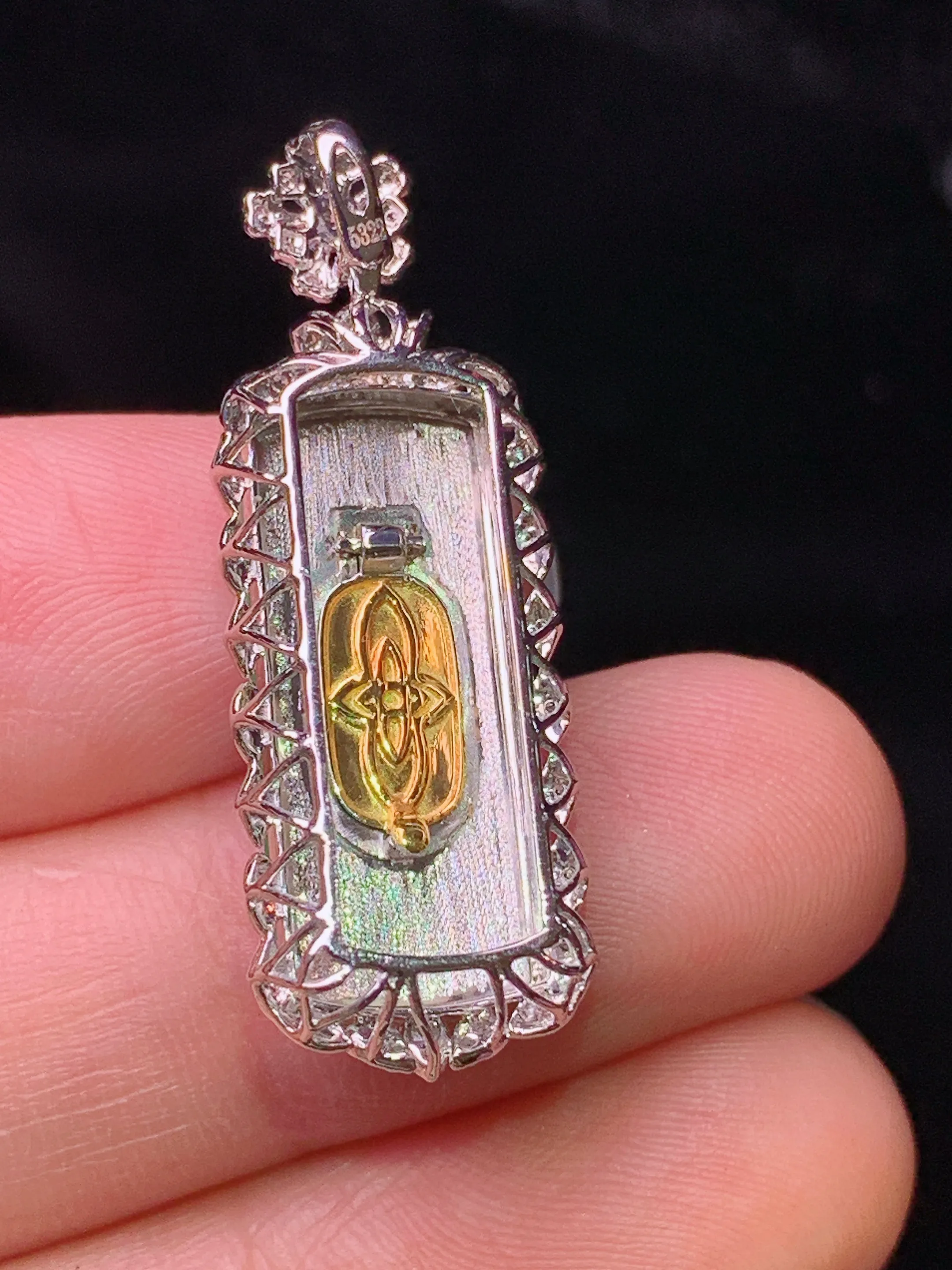 18k金钻镶嵌翠绿无事牌吊坠 玉质细腻 色泽清新艳丽 整体尺寸32.8*11.6*7.5