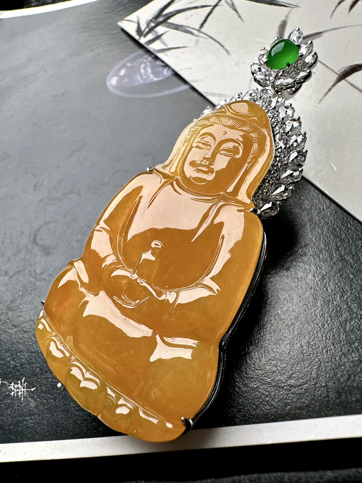 【冰种黄翡观音吊坠】质地细腻，工艺很好，饱满圆润，18k金钻镶嵌，裸石尺寸53.7*32.5*4.5毫米，收藏价值