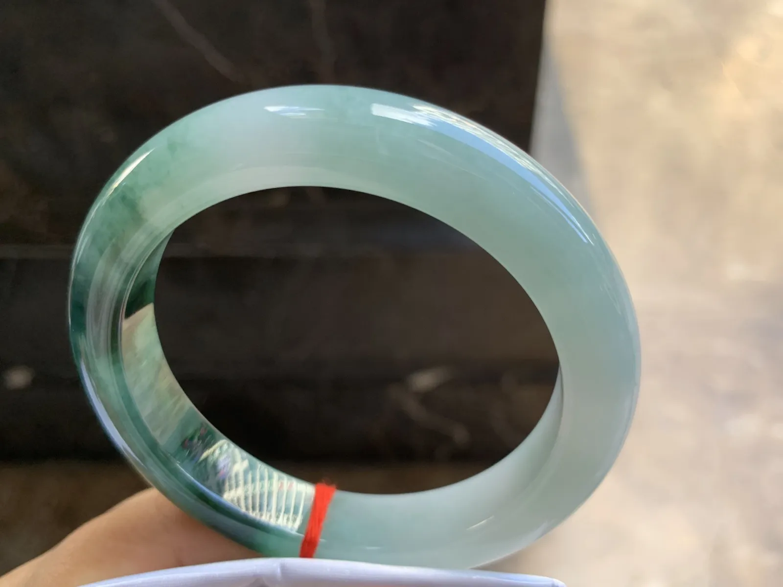 58.5-12.6-9.7mm
飘花手镯 底子细腻 花色浓郁