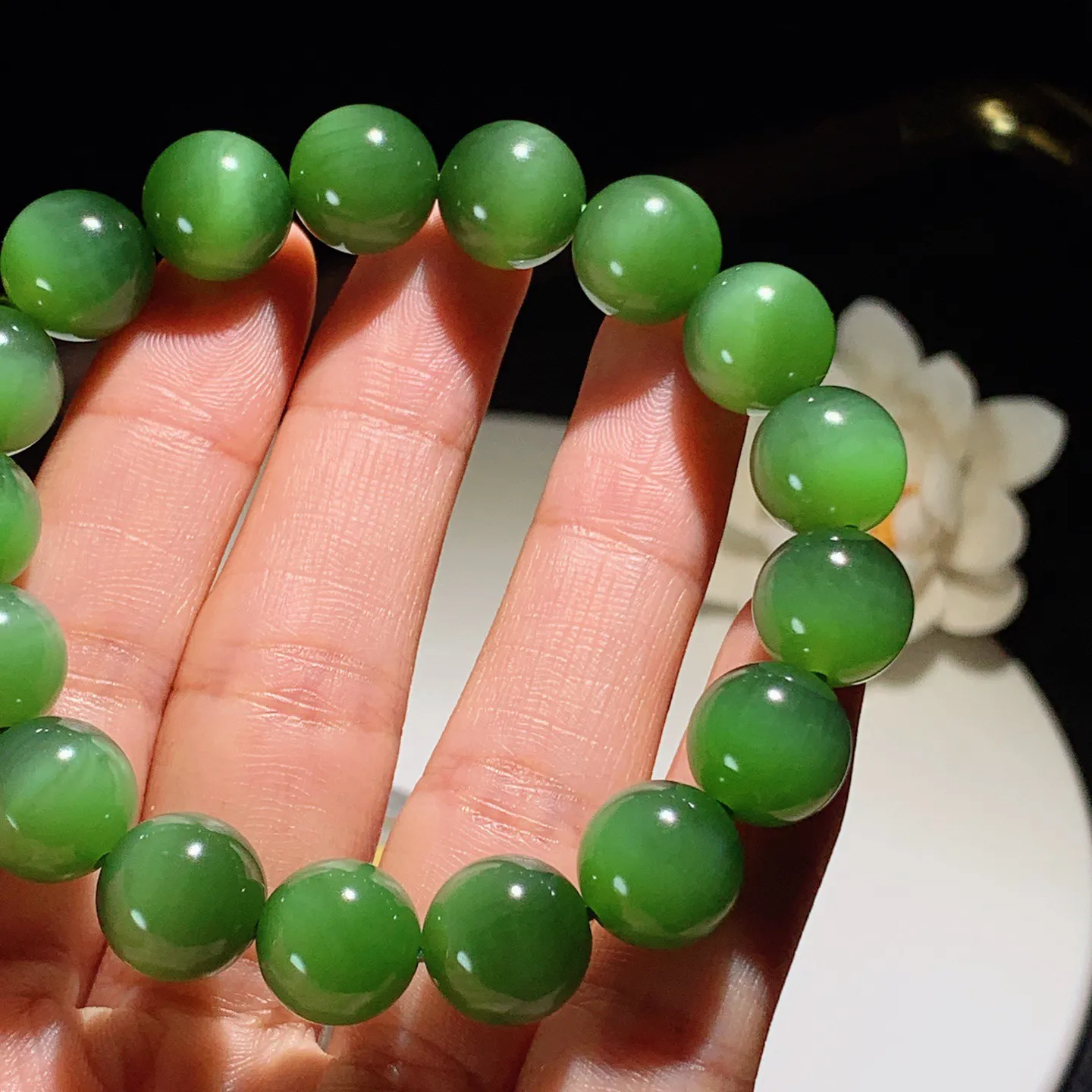 和田玉菠菜绿猫眼俄罗斯碧玉手串。单颗尺寸12！玉质细腻油润。手推出油。佩戴高端典雅。lt251203