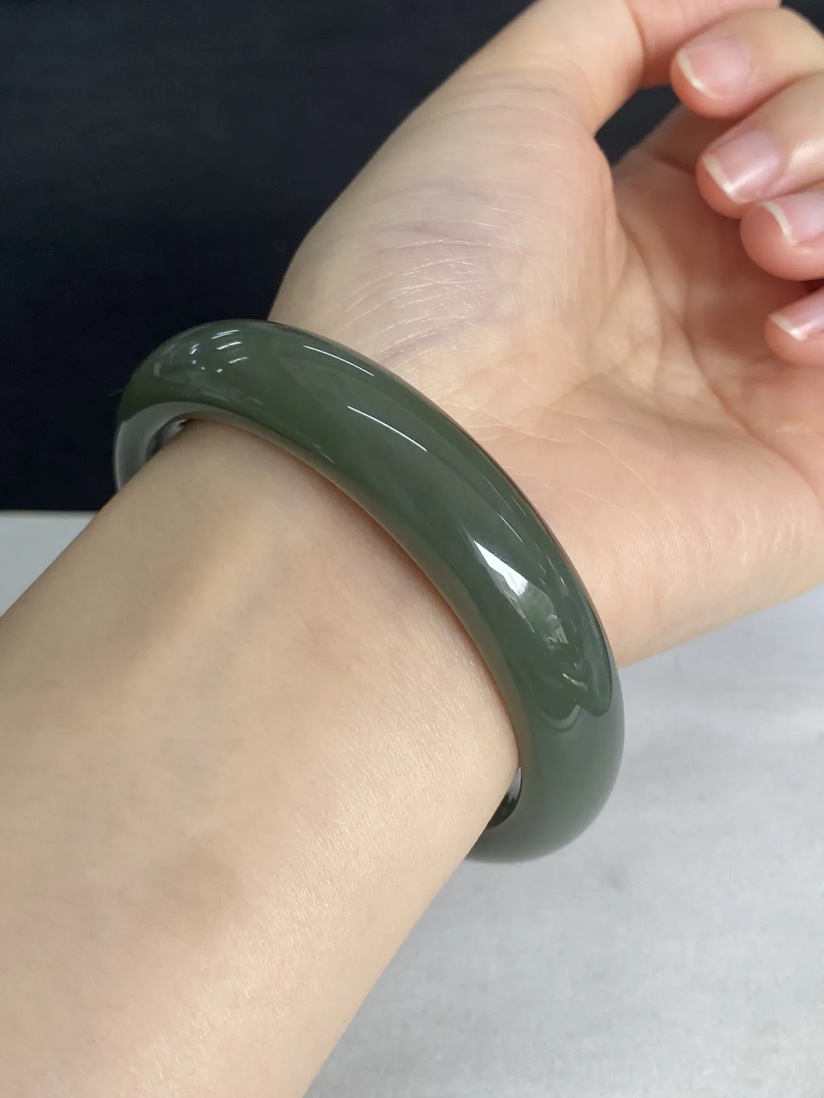 正圈56.9圈口，和田玉手镯