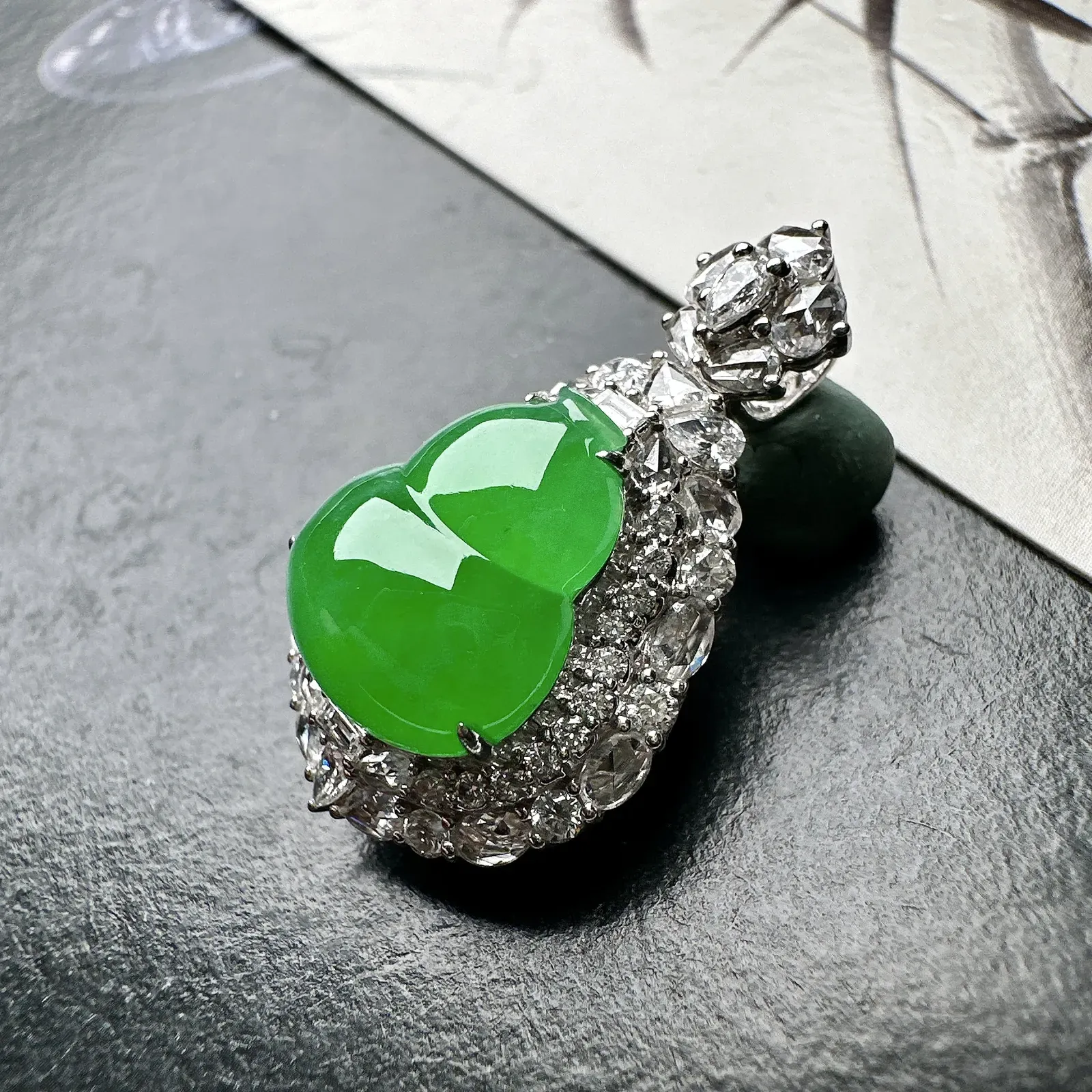 【冰种满绿葫芦吊坠】种水色俱全，冰透闪亮，通透感饱满度很好，18k金钻豪华镶嵌，裸石尺寸13.5*11.9*4.5毫米