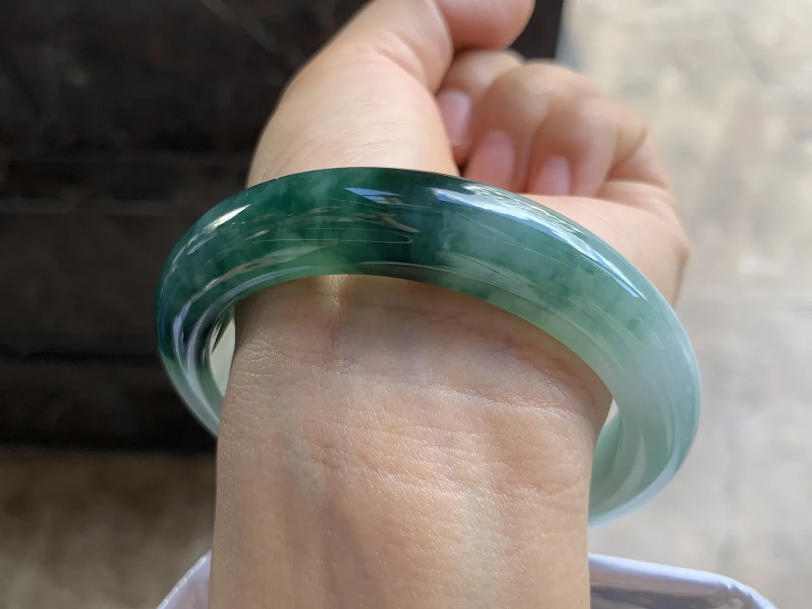 58.5-12.6-9.7mm
飘花手镯 底子细腻 花色浓郁