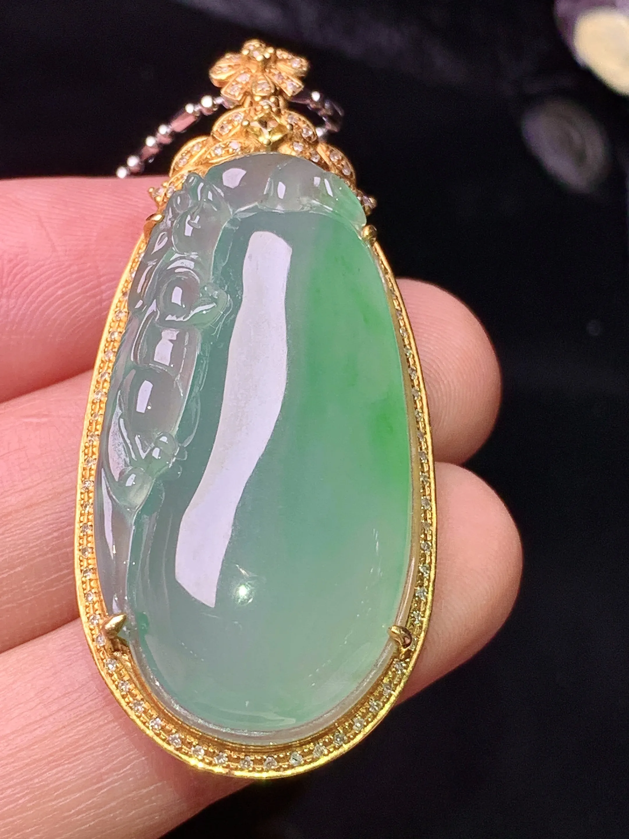 18k金钻镶嵌冰种飘绿福瓜吊坠 玉质细腻 色泽清新艳丽 整体尺寸46.7*20.7*10.6