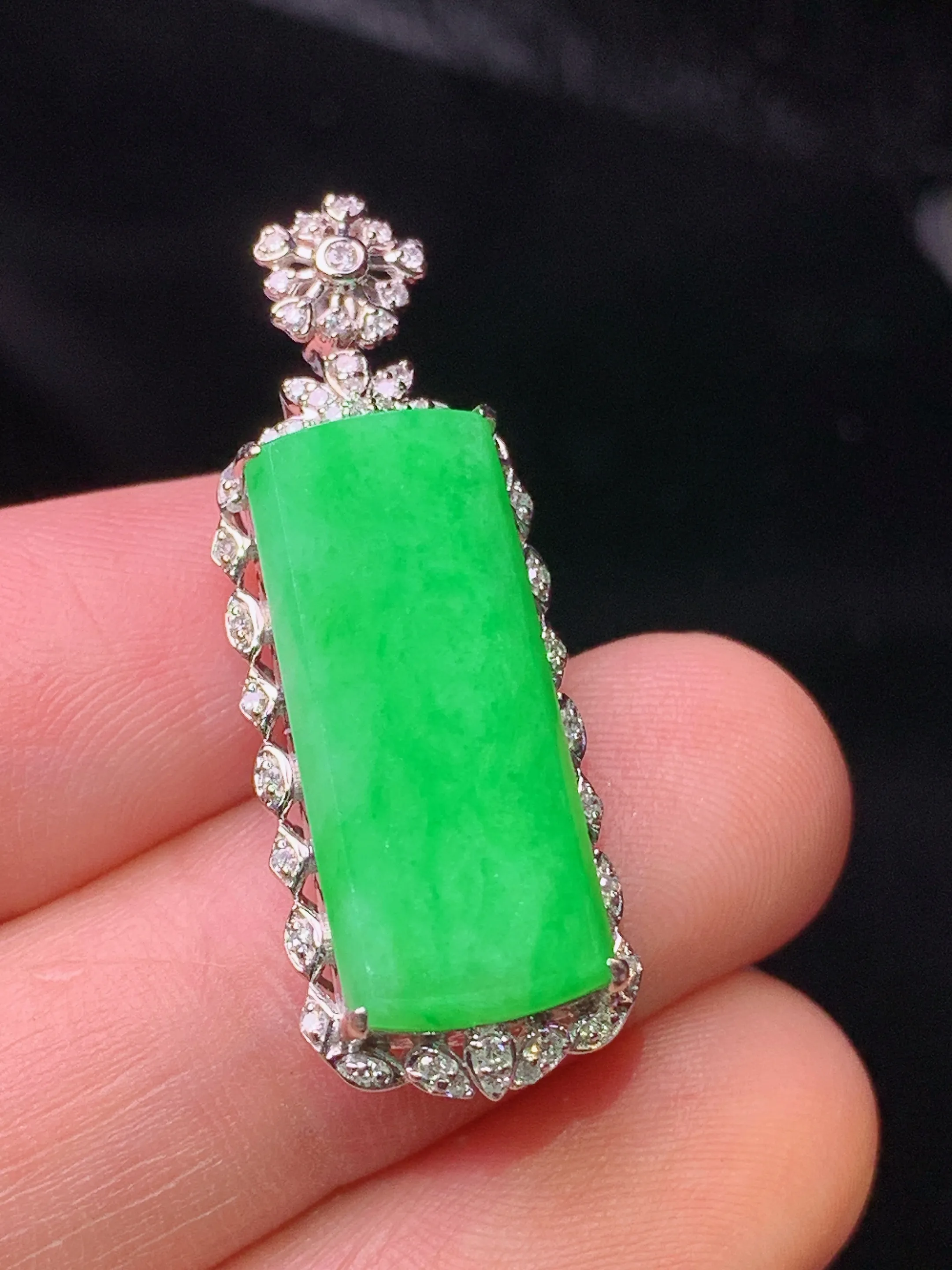 18k金钻镶嵌翠绿无事牌吊坠 玉质细腻 色泽清新艳丽 整体尺寸32.8*11.6*7.5