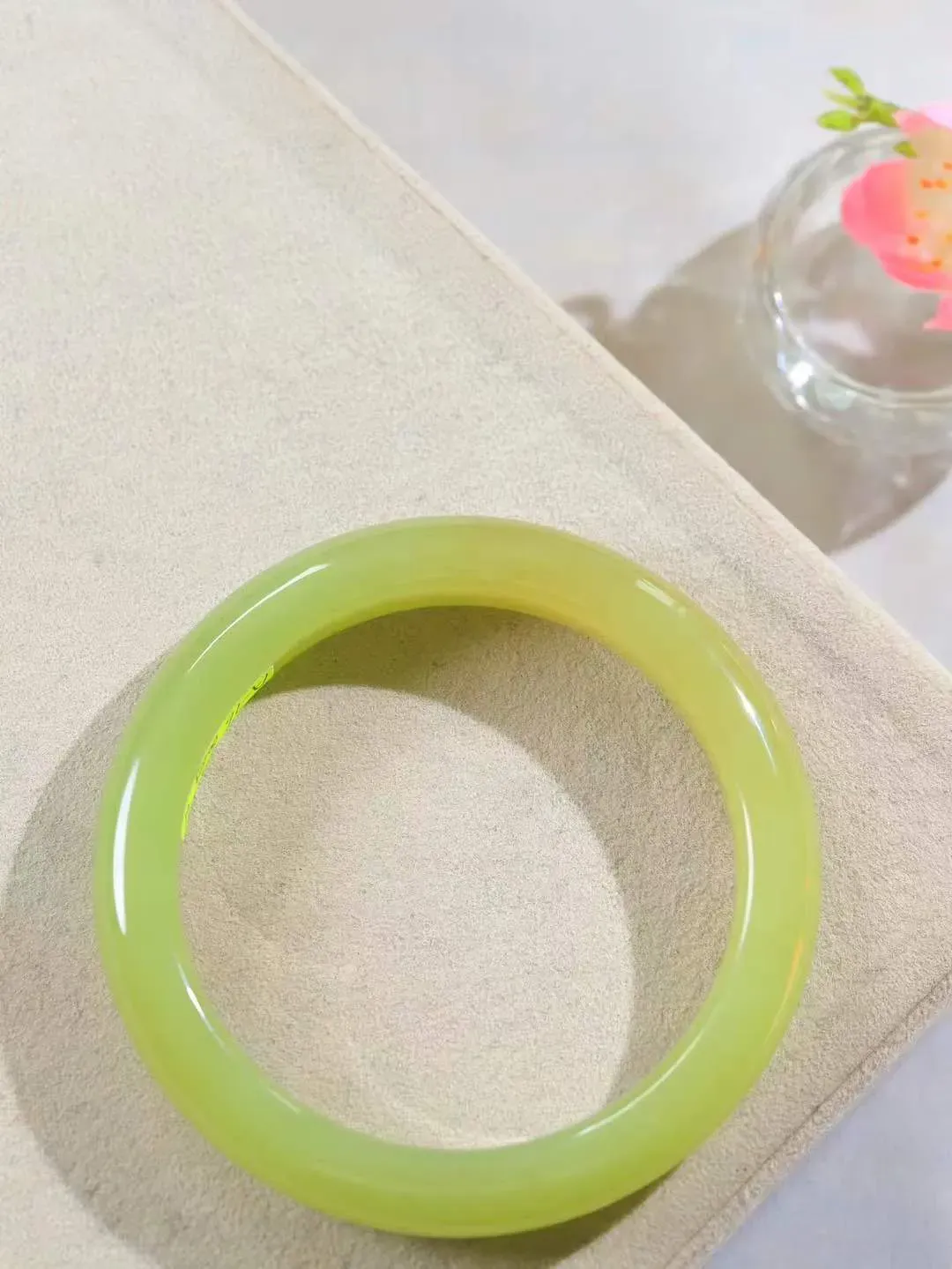 【诗情画意.手镯】

精品和田玉黄口手镯   细腻油脂,手感润滑。意韵飘渺，温雅细腻，工艺精湛，️氤氲诗意的美跃然于手腕之间，给人以出尘的风雅，优美脱俗，气质非凡。重61克 内径60.5mm尺寸12-9.3mm  22120300A