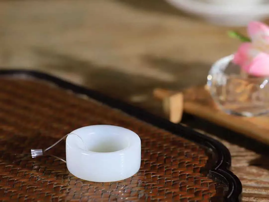 【古韵·扳指】

精品和田玉白玉扳指，玉质温润，油润感十足， 整器古韵生辉。优雅高贵。运筹帷幄