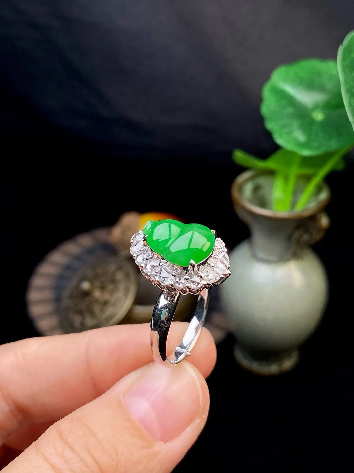 【冰种满绿葫芦】吊坠、戒指两用款质地细腻，冰润起光，胶感强烈，冰感明显，18K金钻精美镶嵌，裸石尺寸