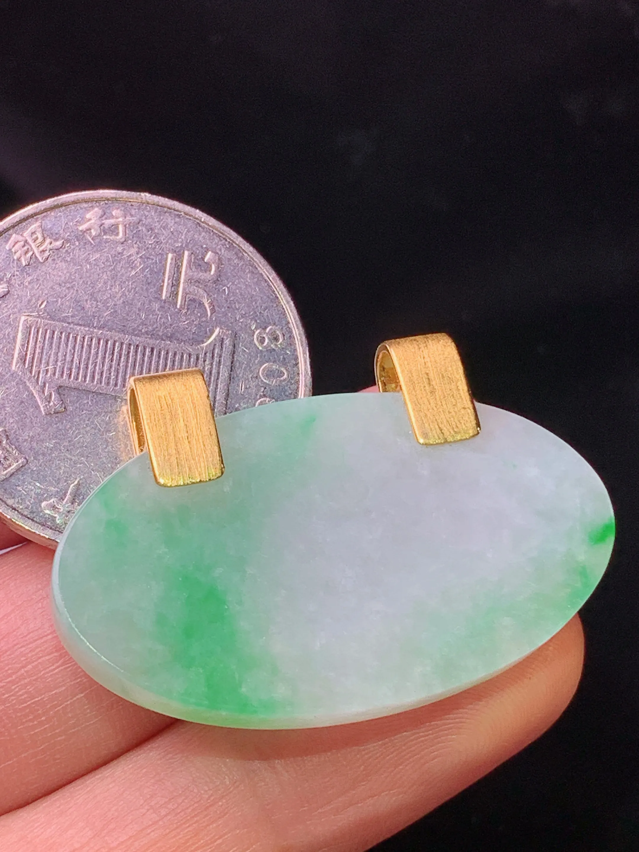 18k金镶嵌飘绿圆牌吊坠 玉质细腻 色泽清新艳丽 整体尺寸23.5*35.5*4.5