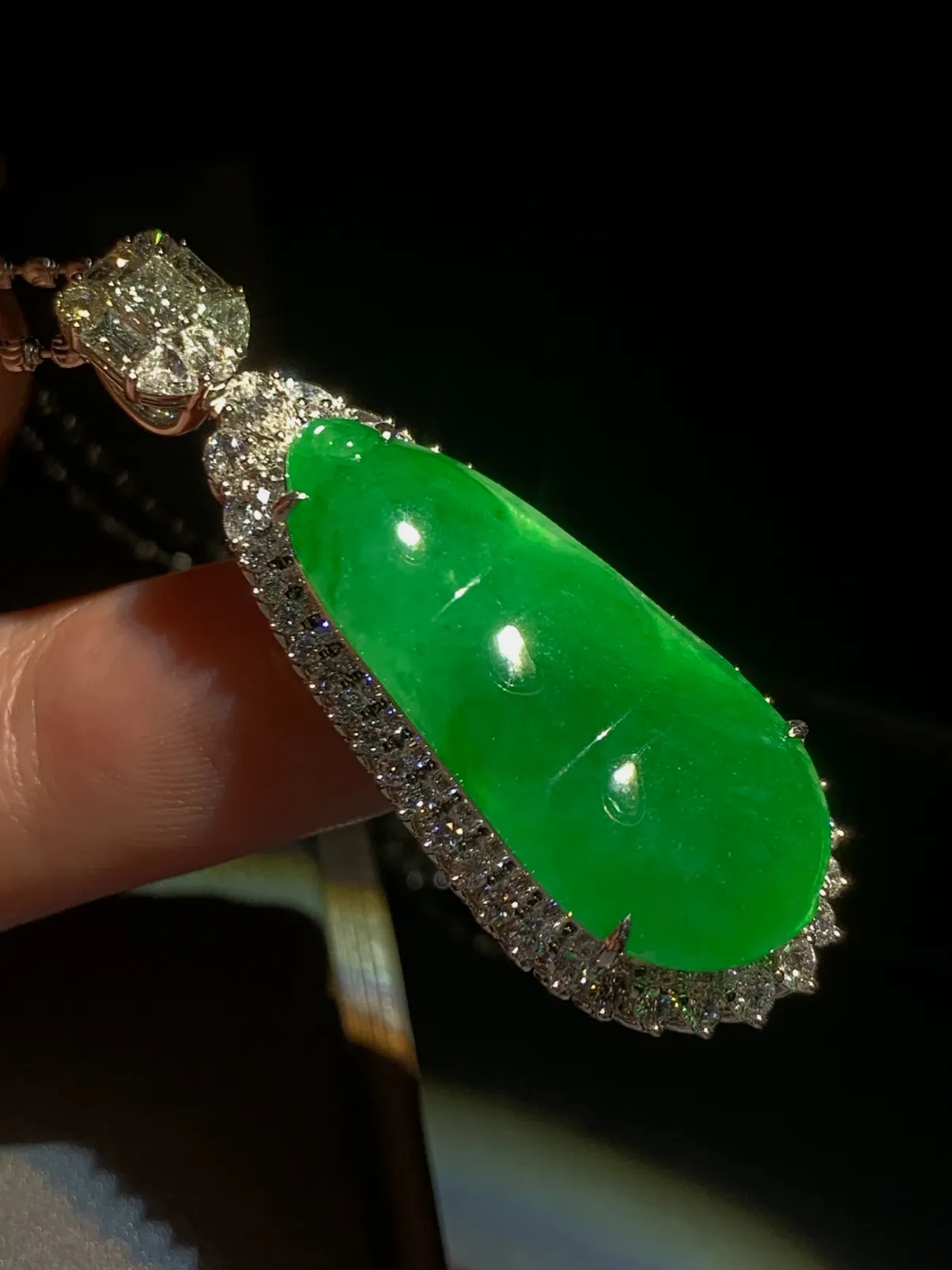 辣绿四季平安豆子，裸石32-14.5-3mm，
整体47.5-19-11.5mm，18K金，南非钻，