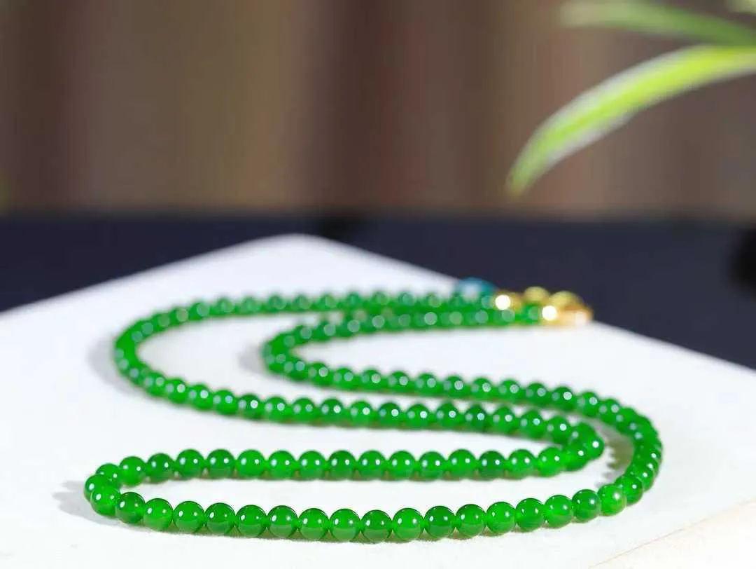 【珠圆玉润.项链】

精品和田玉碧玉珠圆玉润项链 玉质细腻油润 饱满光滑 质朴无华，悠远简单，人心