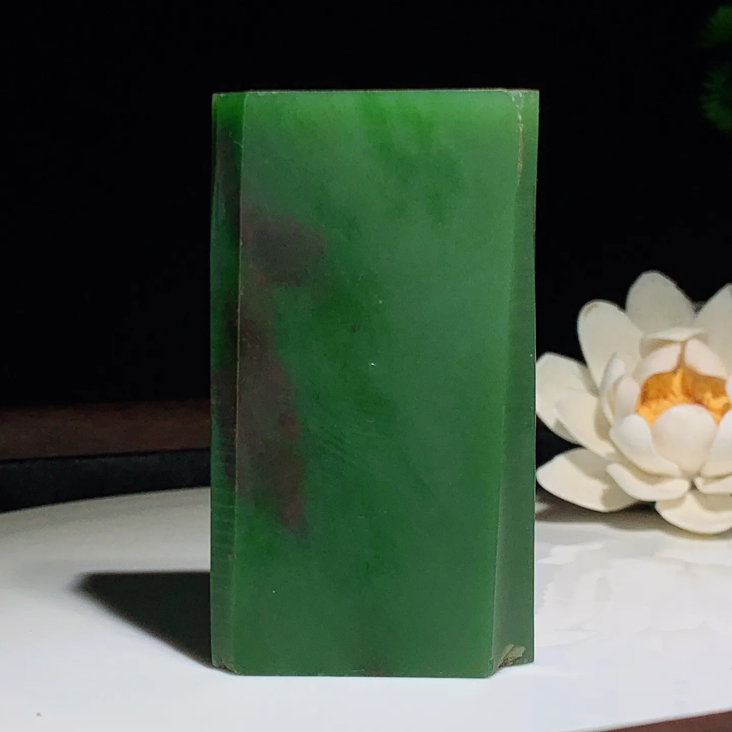 和田玉七号矿红皮料阳绿俄罗斯碧玉原石。尺寸73/42/15重133.7克。玉质细腻油润。手推出油。佩