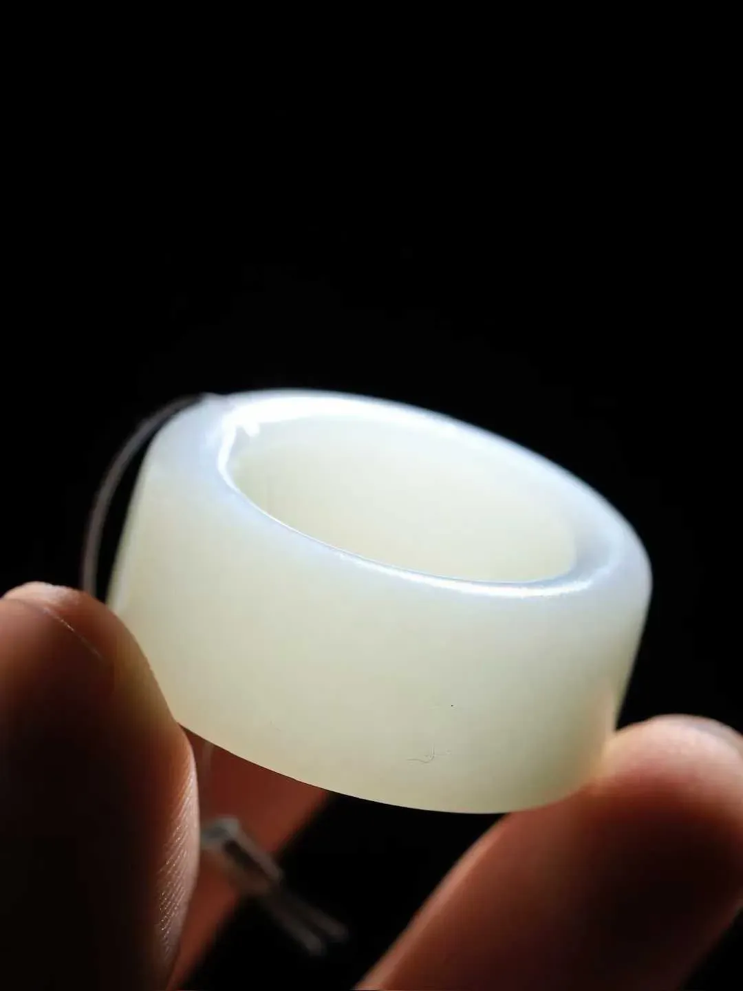 【古韵·扳指】

精品和田玉白玉扳指，玉质温润，油润感十足， 整器古韵生辉。优雅高贵。运筹帷幄于掌中，决胜于千里之外。
重19克 内径圈口21.8-mm  尺寸14-5.7mm  FDT-591102529