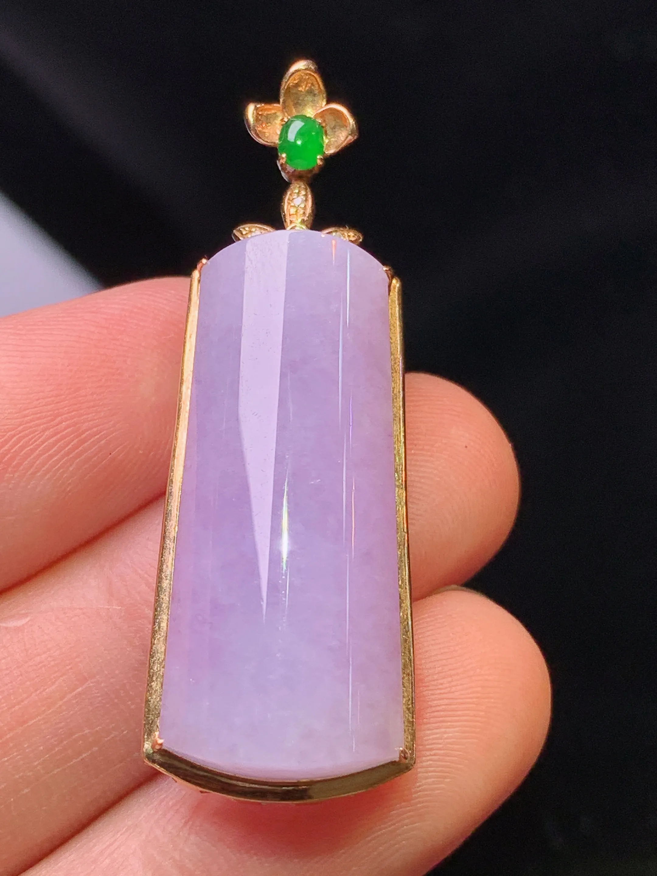 18k金钻镶嵌紫罗兰玉柱吊坠 玉质细腻 色泽清新艳丽 整体尺寸40*14*8.2