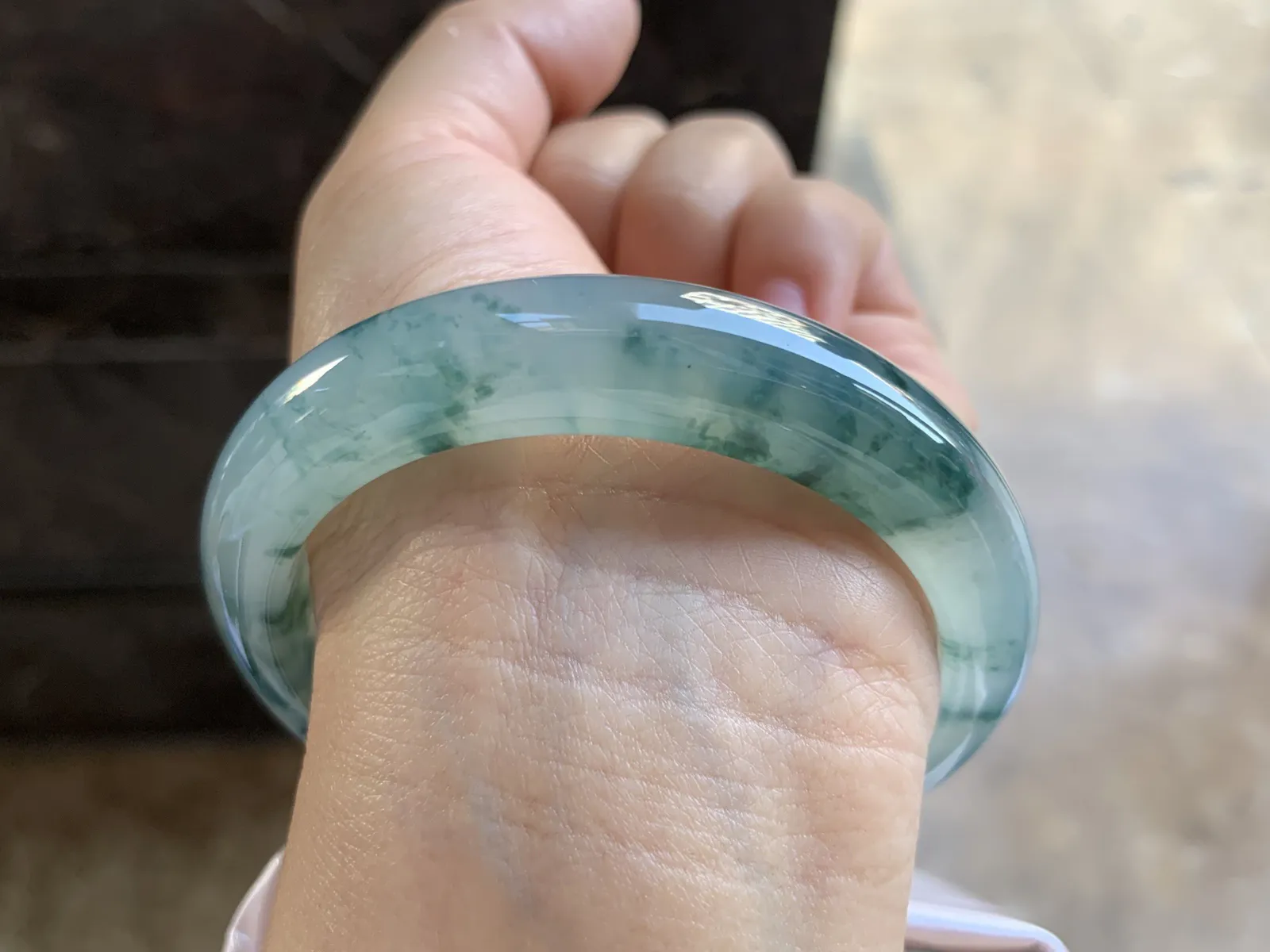 57-12.3-8.6mm
冰种飘花手镯 水润冰透 花色灵动