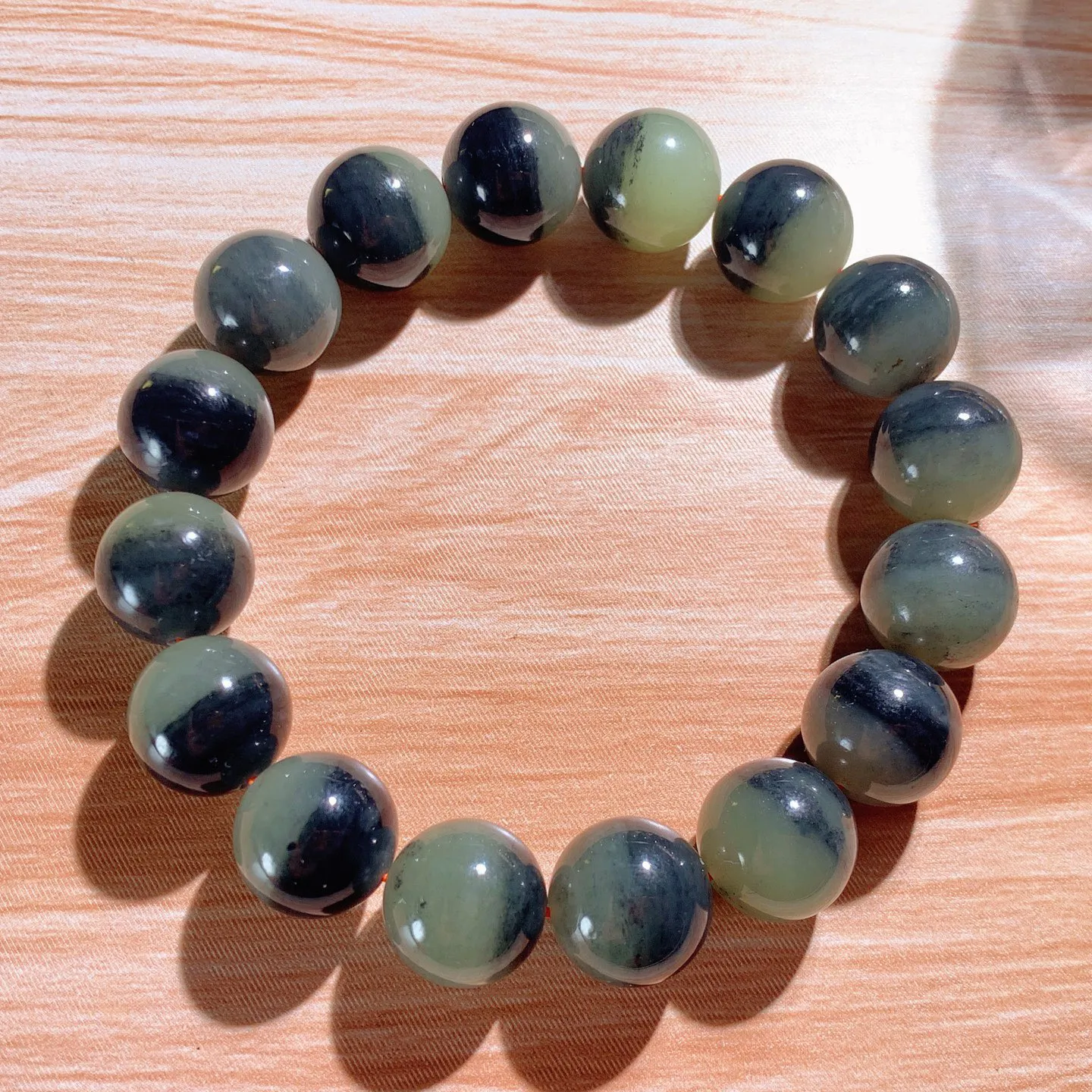 新疆和田玉籽料青花手串。 青花半山半水手串。单颗尺寸12！玉质细腻油润。手推出油。佩戴高端典雅。lt