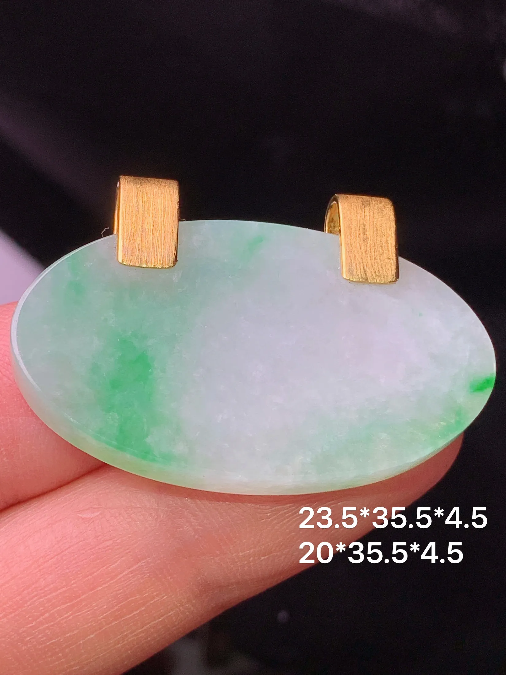 18k金镶嵌飘绿圆牌吊坠 玉质细腻 色泽清新艳丽 整体尺寸23.5*35.5*4.5