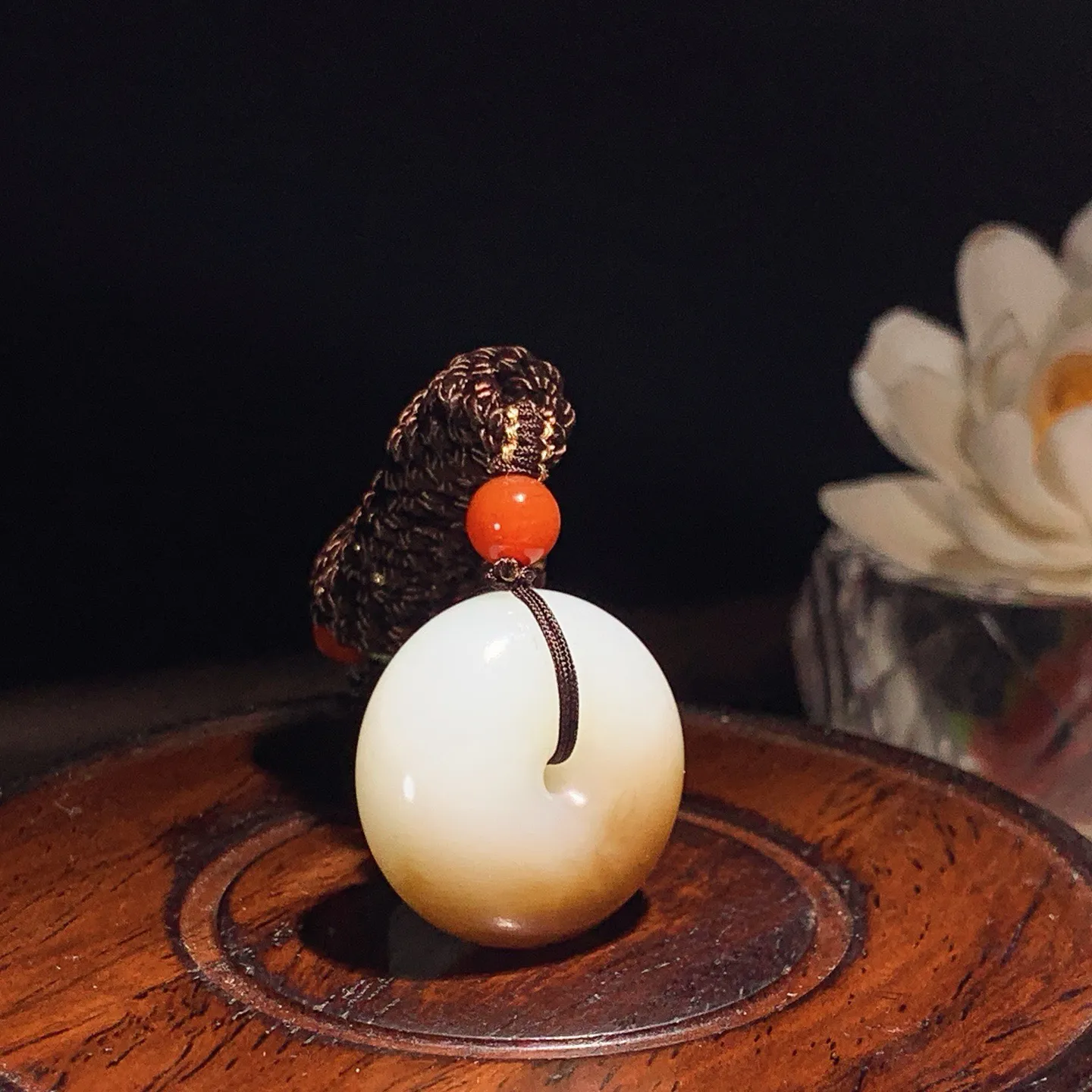 新疆和田玉且末糖平安扣挂件。尺寸24/12重14.8克。玉质细腻油润。手推出油。佩戴高端典雅。lt251203