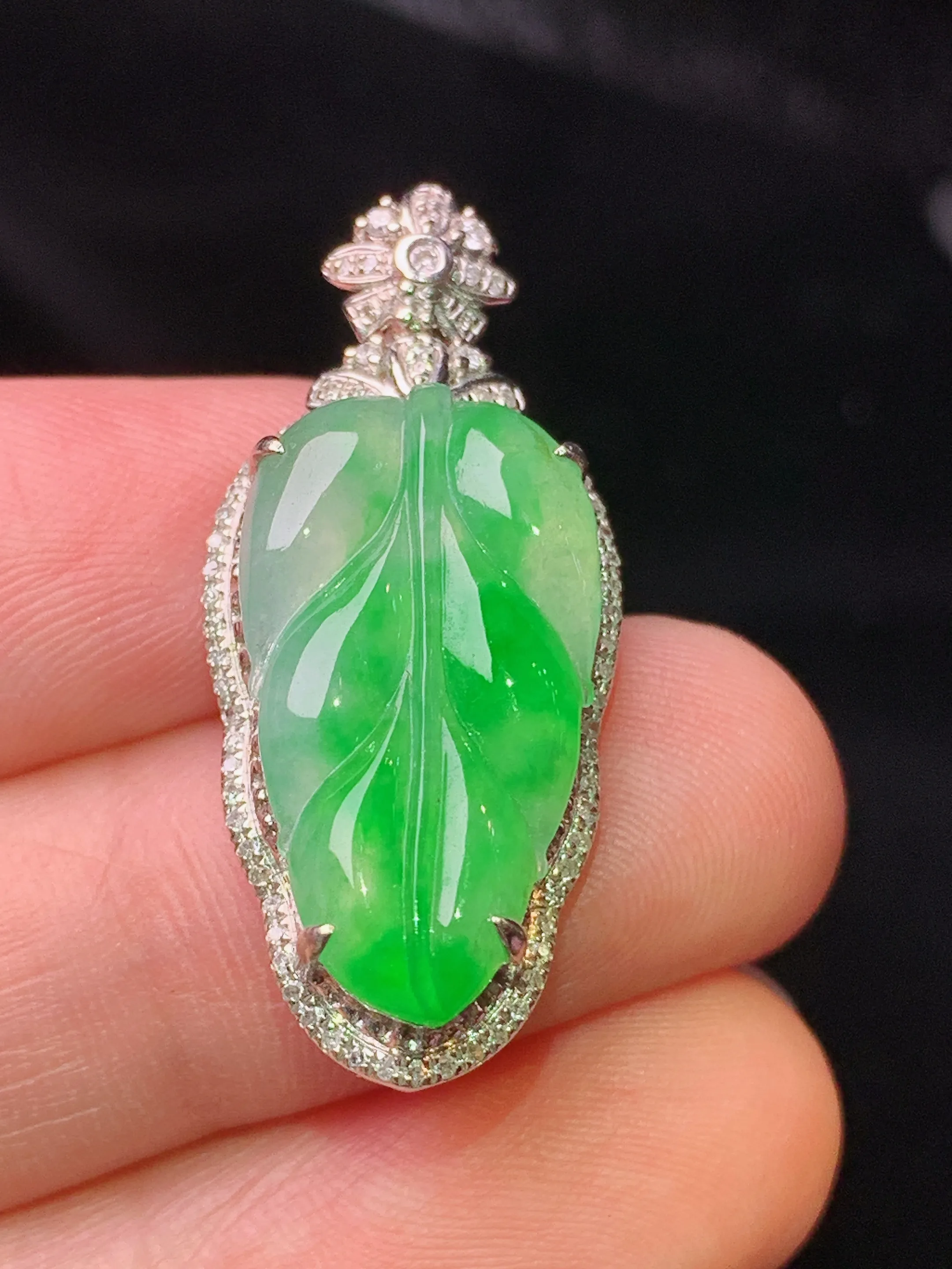 18k金钻镶嵌翠绿树叶吊坠 玉质细腻 色泽清新艳丽 整体尺寸31.5*13.8*6.8