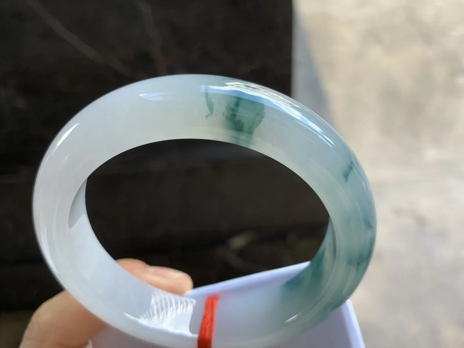 56.5-14-9.2mm
冰种飘花手镯 种好水润 干净细腻 花色漂亮