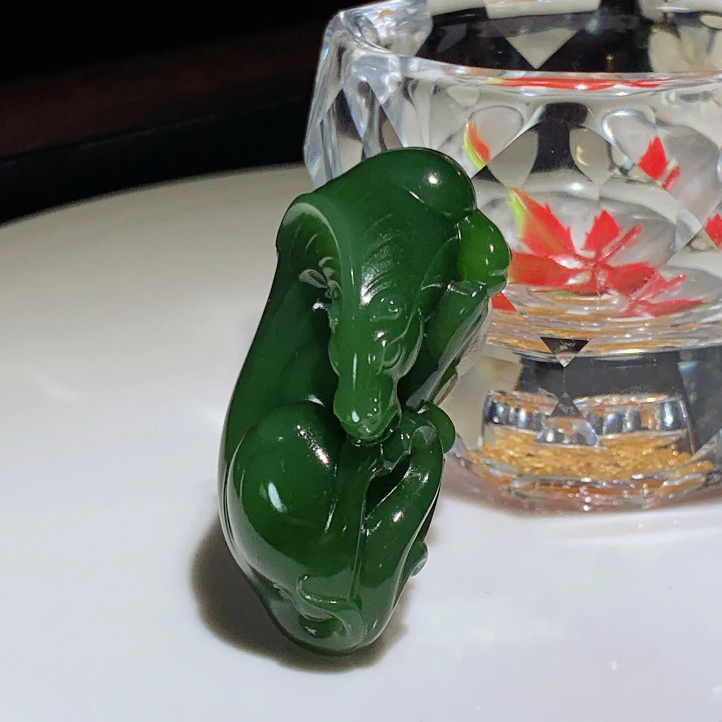 和田玉菠菜绿俄罗斯碧玉马到成功唐马挂件。尺寸48/25/19重33克。玉质细腻油润。手推出油。佩戴高端典雅。lt251203