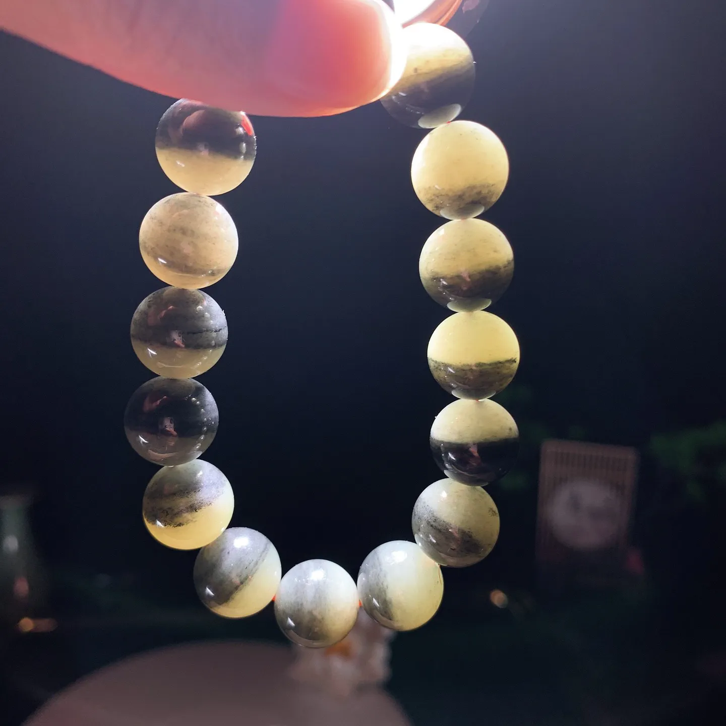 新疆和田玉籽料青花手串。 青花半山半水手串。单颗尺寸12！玉质细腻油润。手推出油。佩戴高端典雅。lt251203