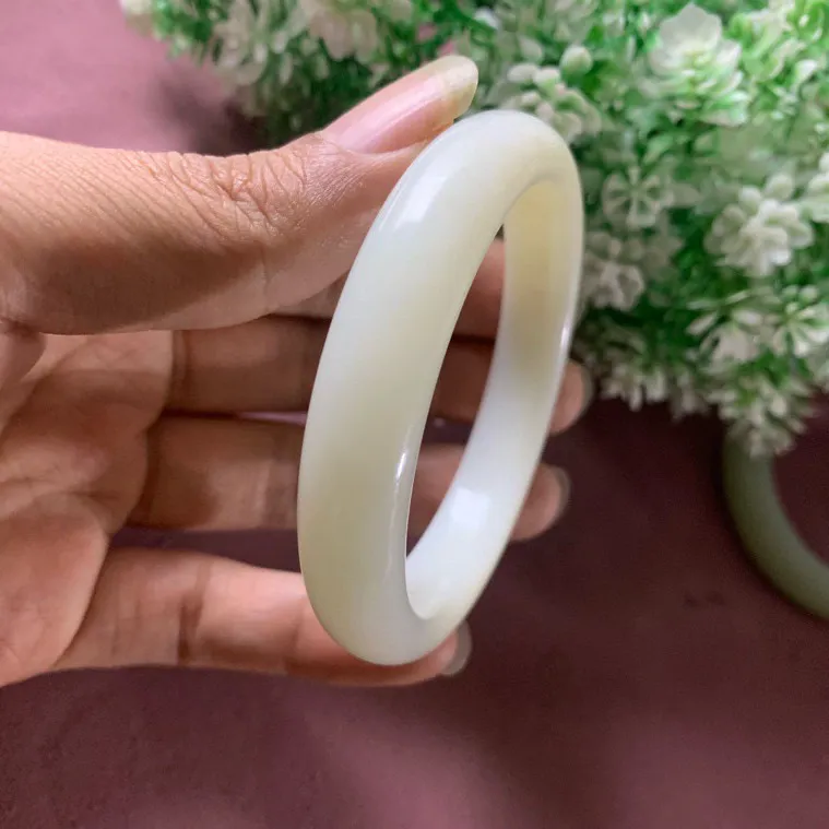 暖白色，和田玉57.5圈口羊脂白手镯，玉质细腻油润 底色纯净 无裂无杂 脂粉好，品质好