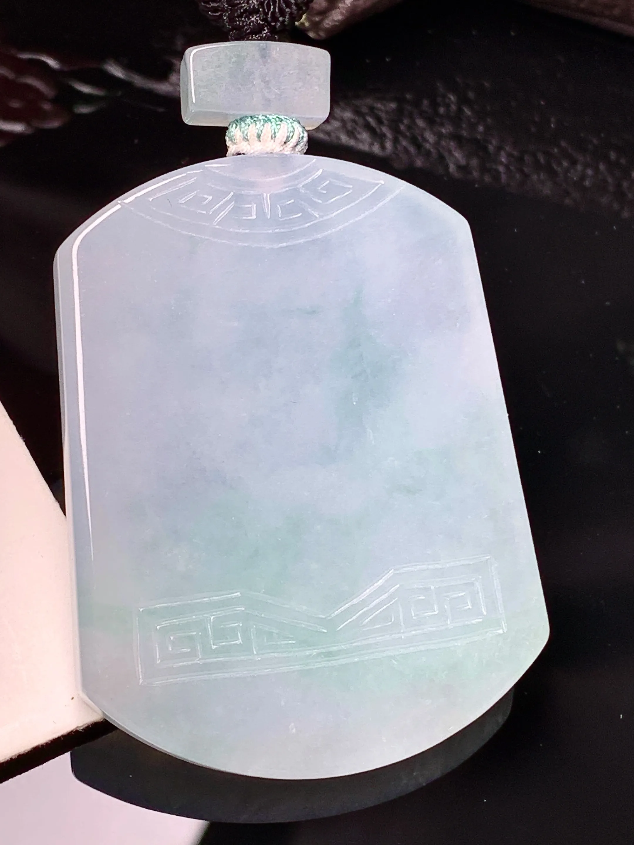 飘绿无事牌吊坠 玉质细腻 色泽清新艳丽 整体尺寸48.5*36.8*5.5