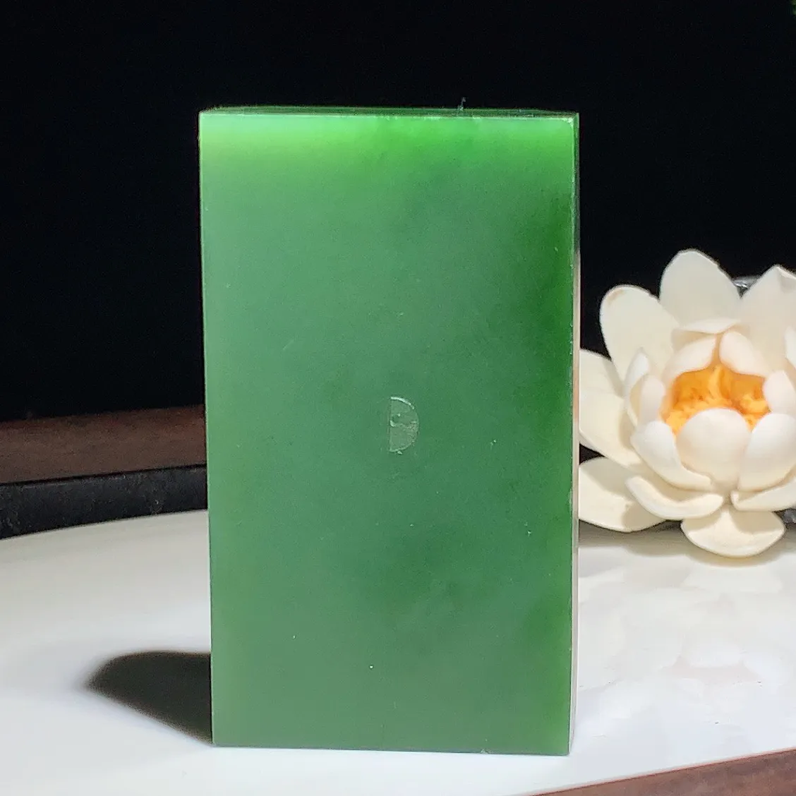 和田玉七号矿红皮料阳绿俄罗斯碧玉原石。尺寸73/42/15重133.7克。玉质细腻油润。手推出油。佩戴高端典雅。lt251203