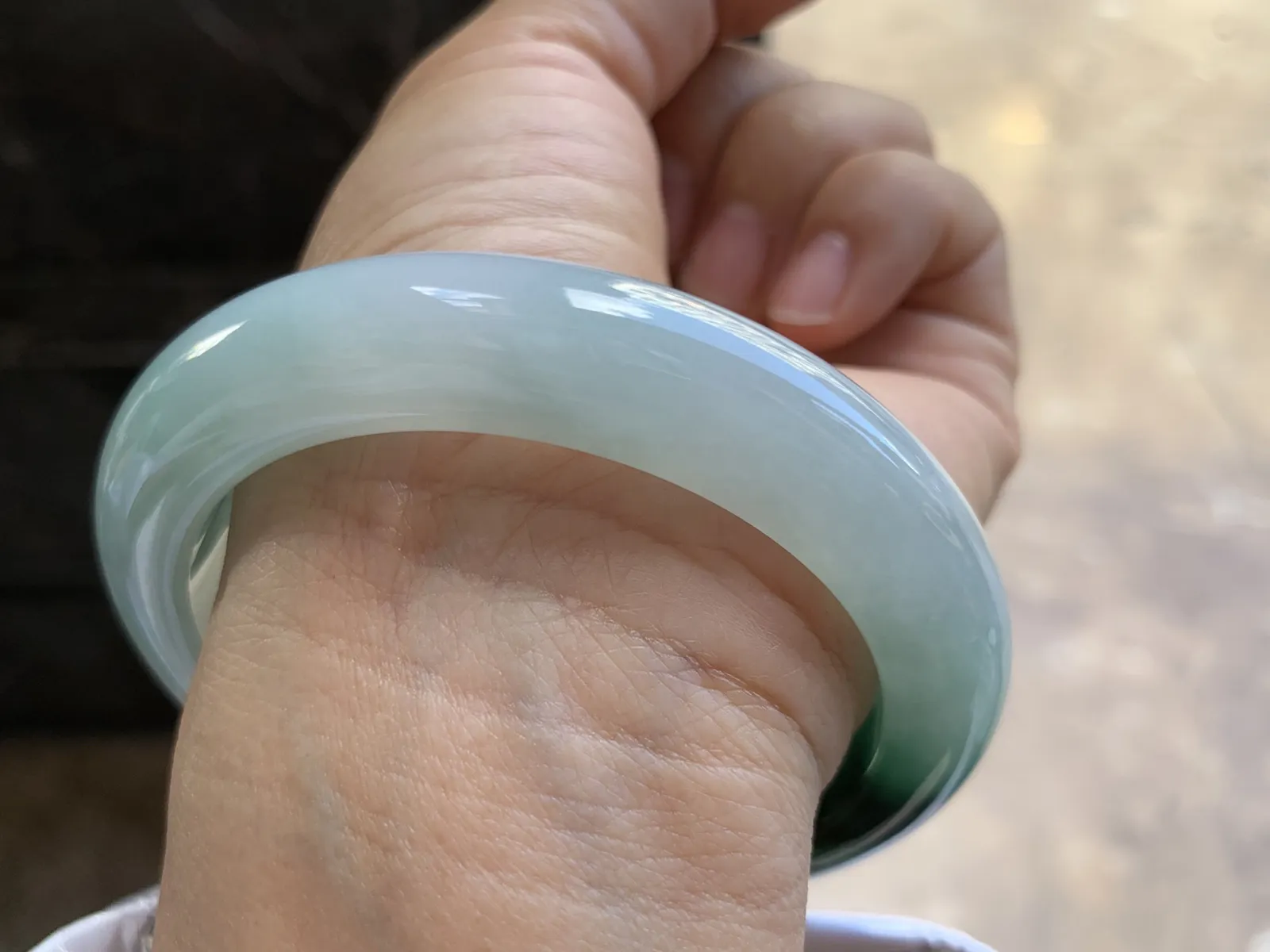 58.5-12.6-9.7mm
飘花手镯 底子细腻 花色浓郁