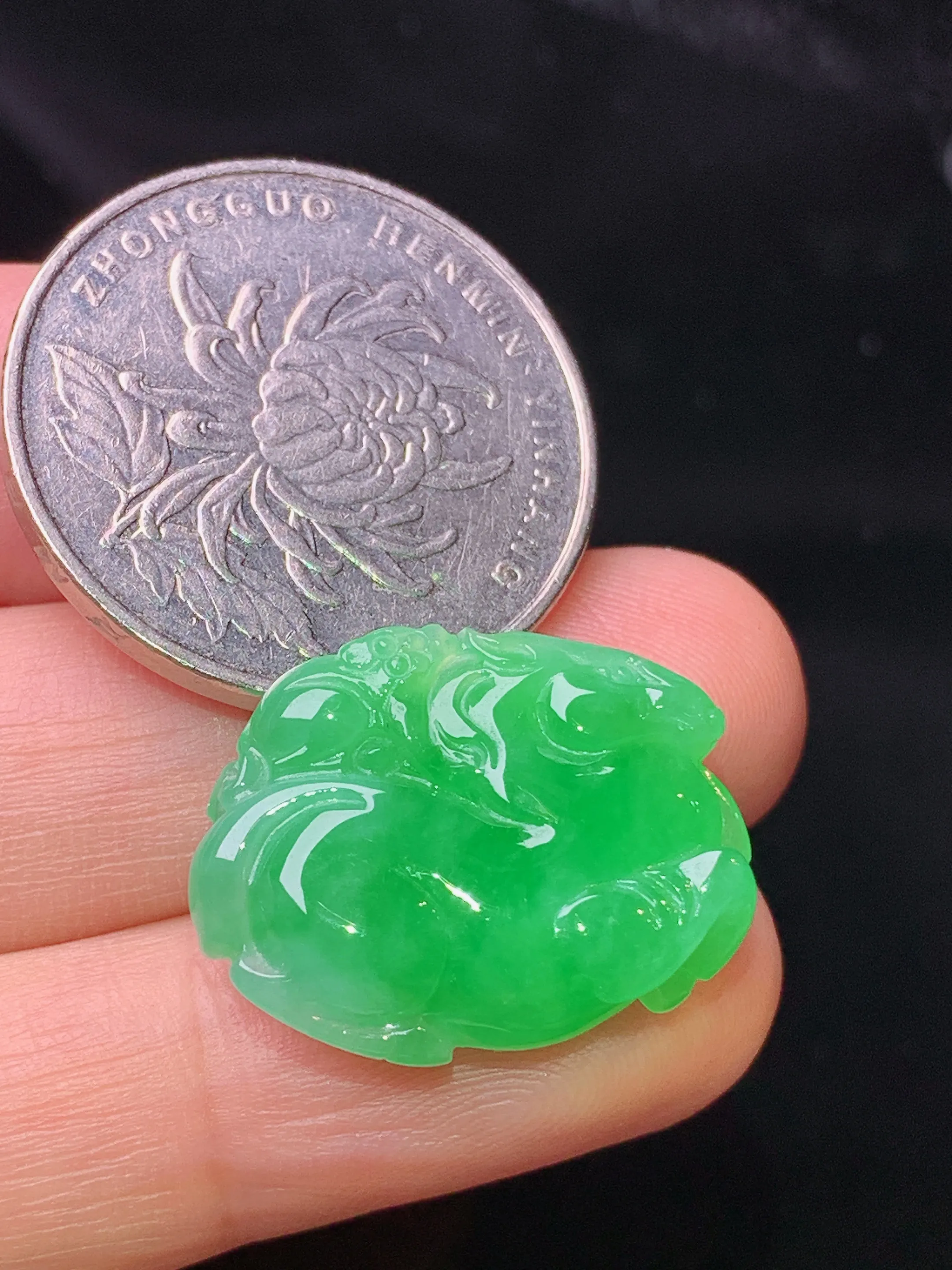 翠绿唐马吊坠 玉质细腻 色泽清新  整体尺寸21*7*16.8*6.6