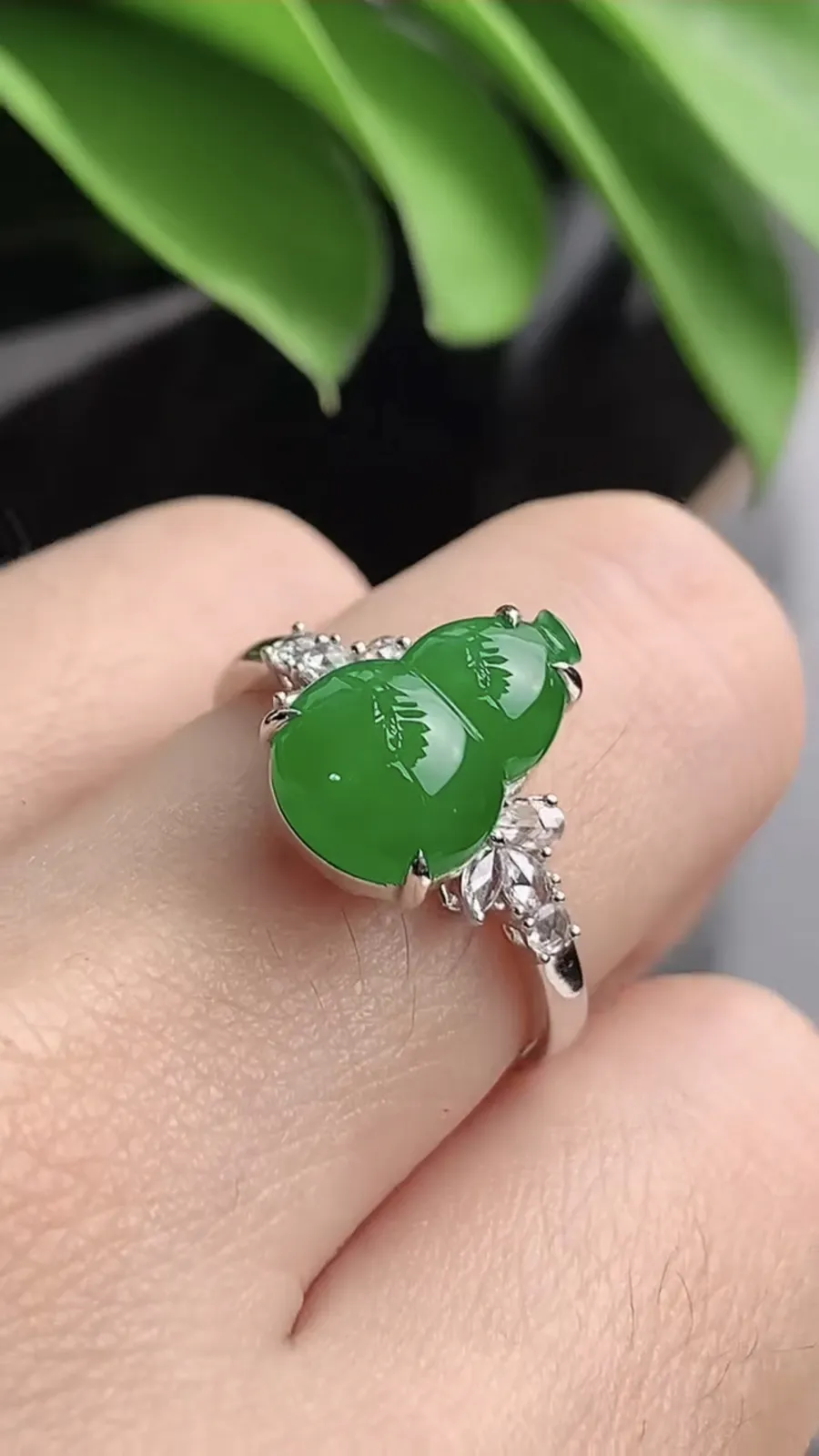 a货翡翠老坑冰种18K金伴钻镶嵌阳绿葫芦戒指 圈口17.6裸石尺寸12×8.2mm 重量3.34g 1203