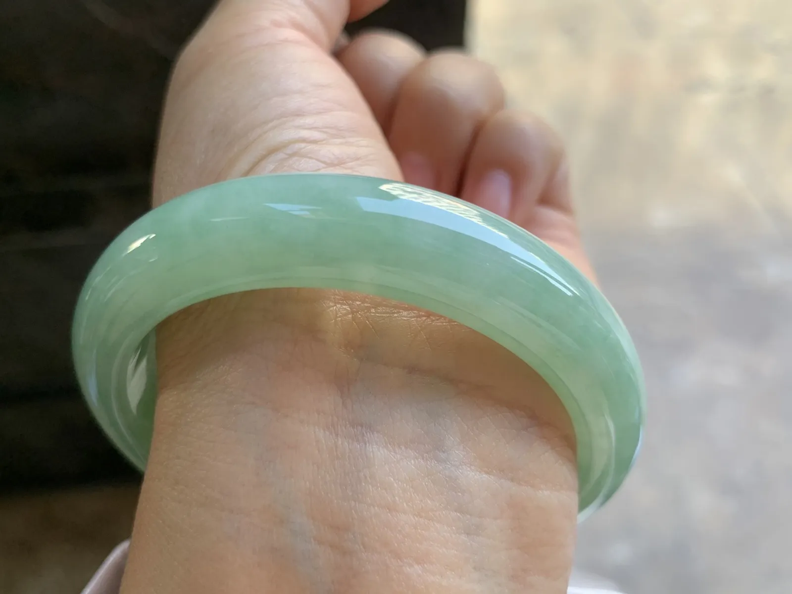 56-12.6-8.2mm
带色手镯 底子细腻 颜色辣绿